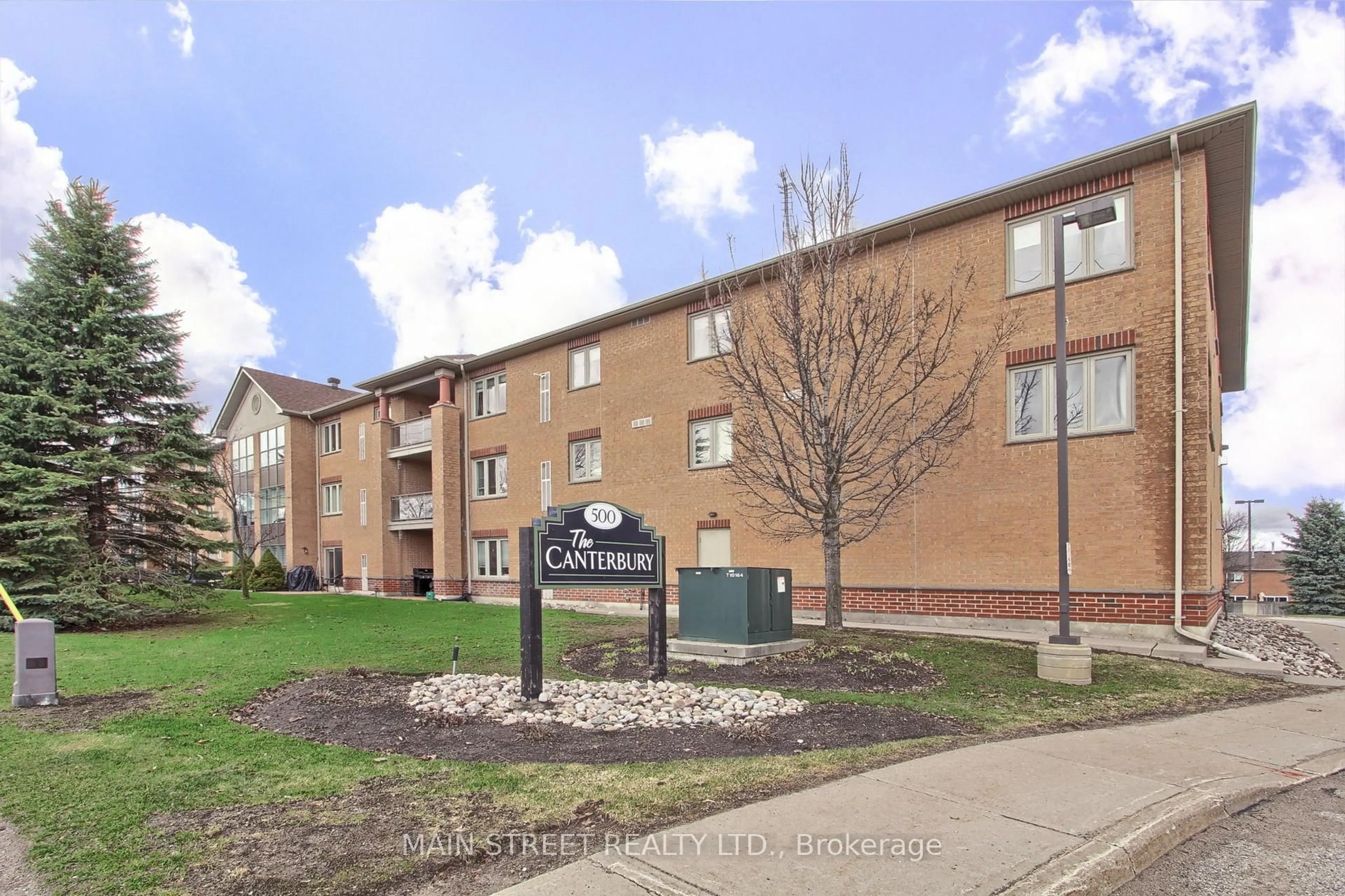 Patio, street for 500 Mapleview Dr #305, Barrie Ontario L4N 6C3