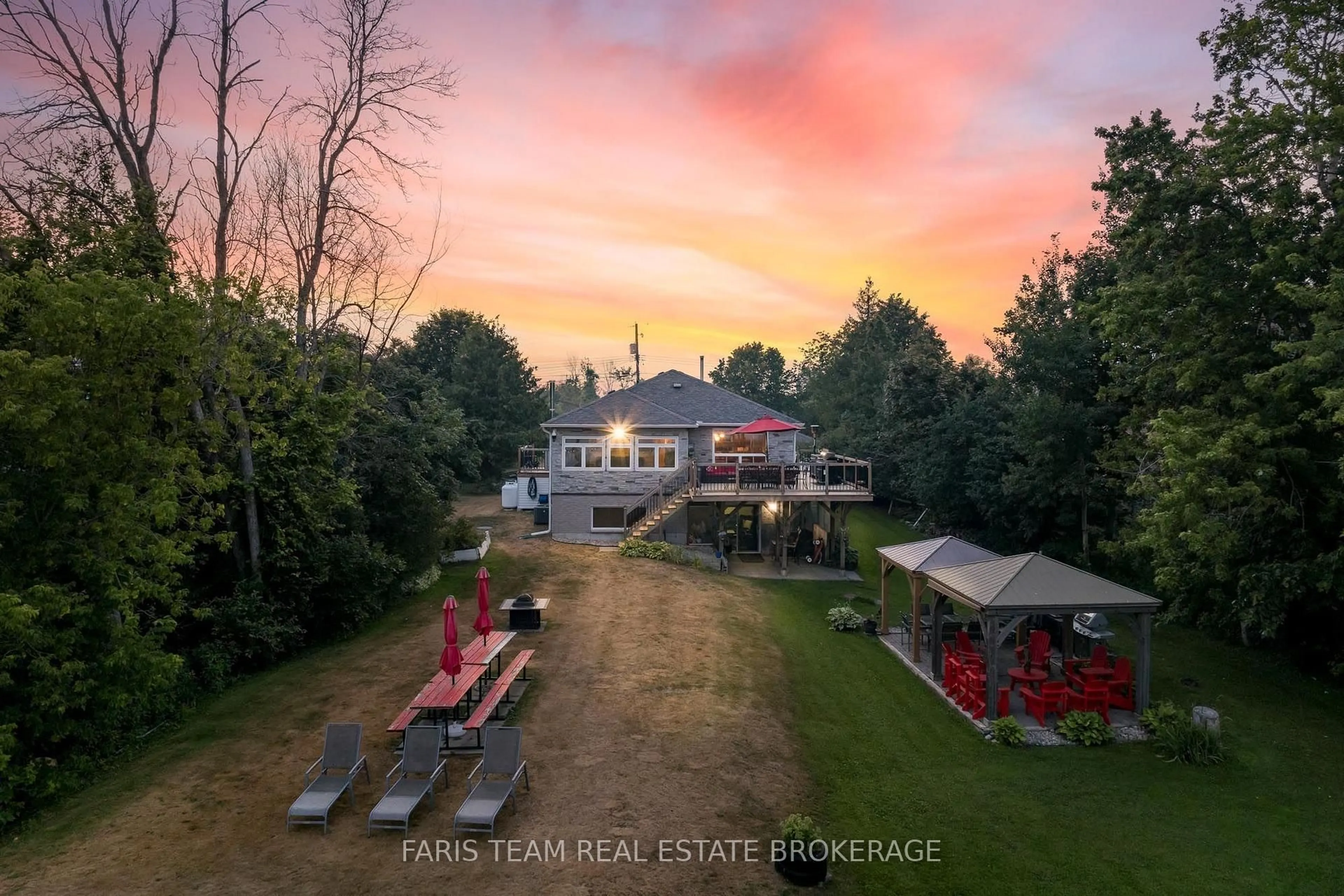 A pic from outside/outdoor area/front of a property/back of a property/a pic from drone, mountain view for 93 Silver Birch Cres, Tay Ontario L0K 1R0