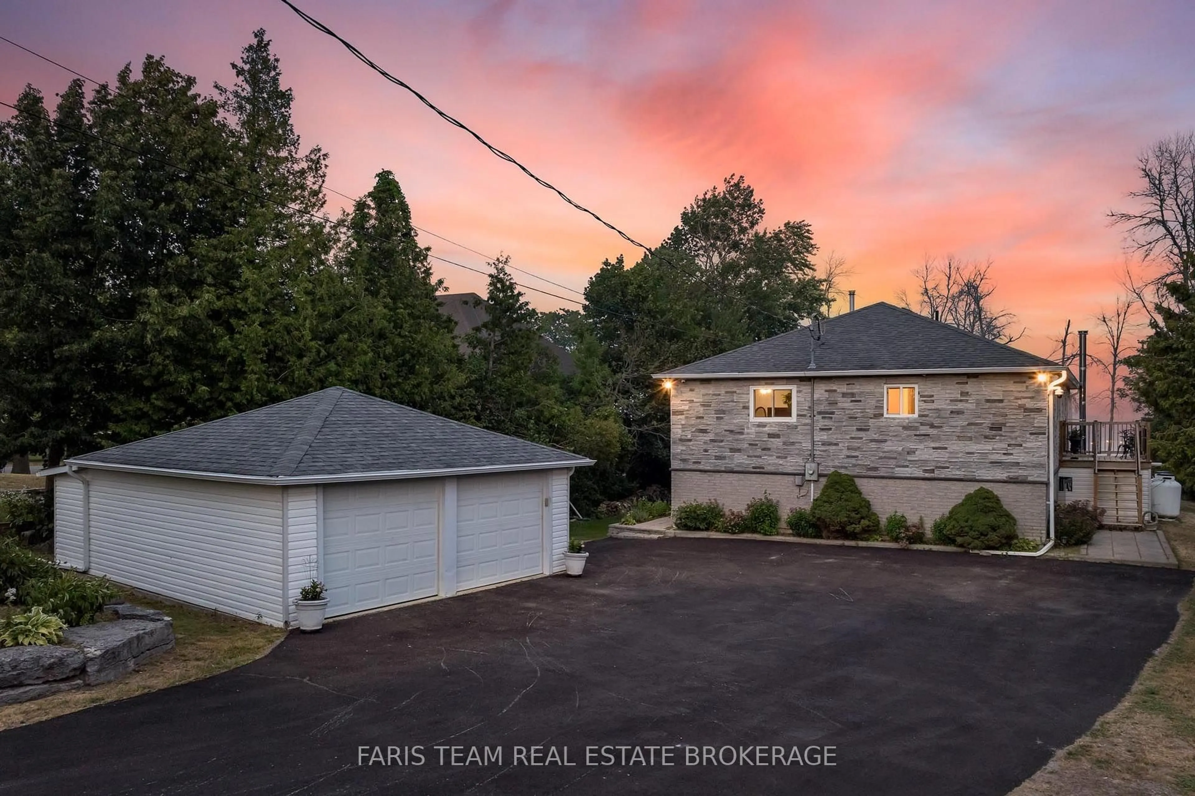 A pic from outside/outdoor area/front of a property/back of a property/a pic from drone, street for 93 Silver Birch Cres, Tay Ontario L0K 1R0