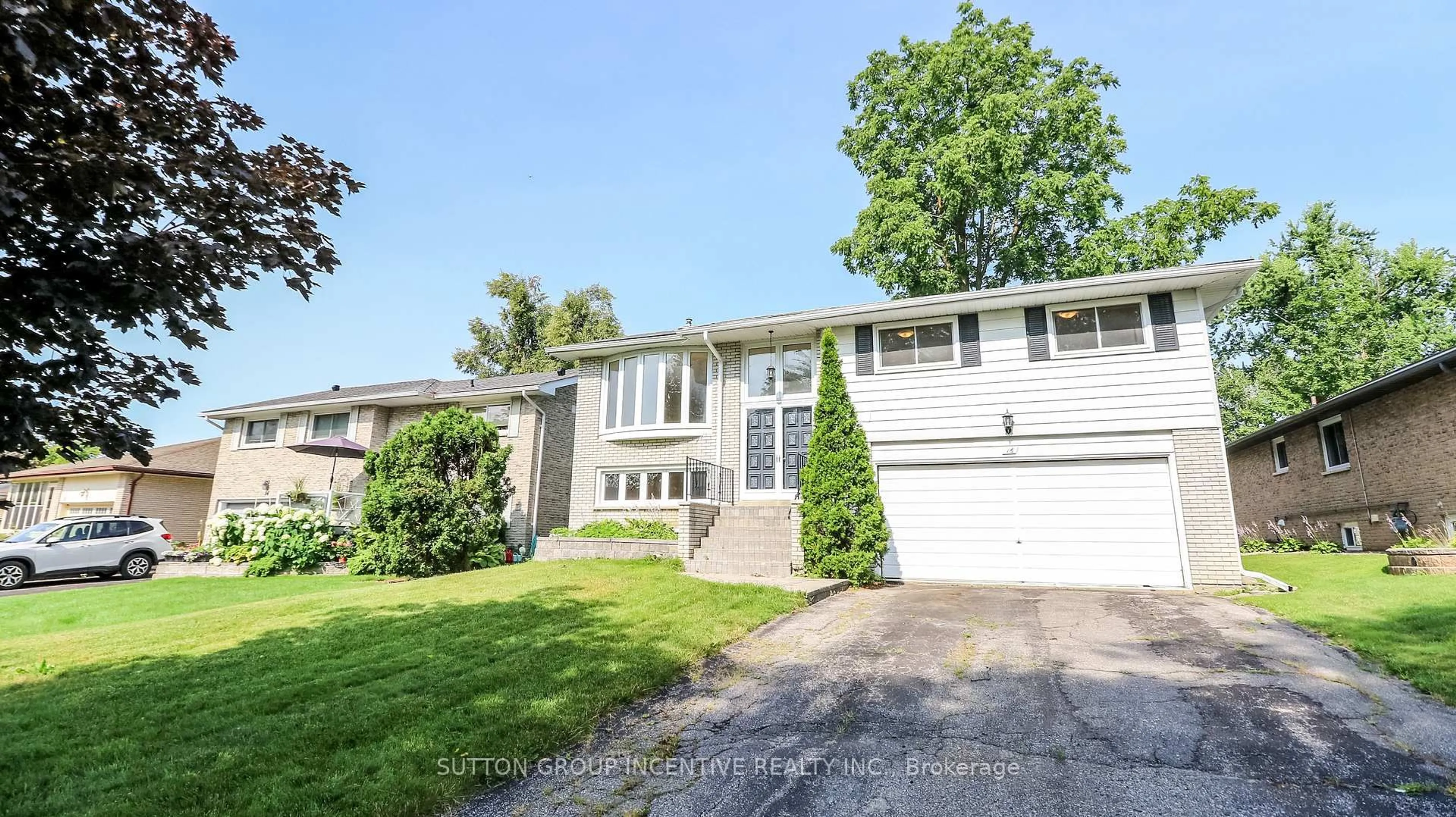 Home with vinyl exterior material, street for 16 Varden Cres, Barrie Ontario L4M 4N9