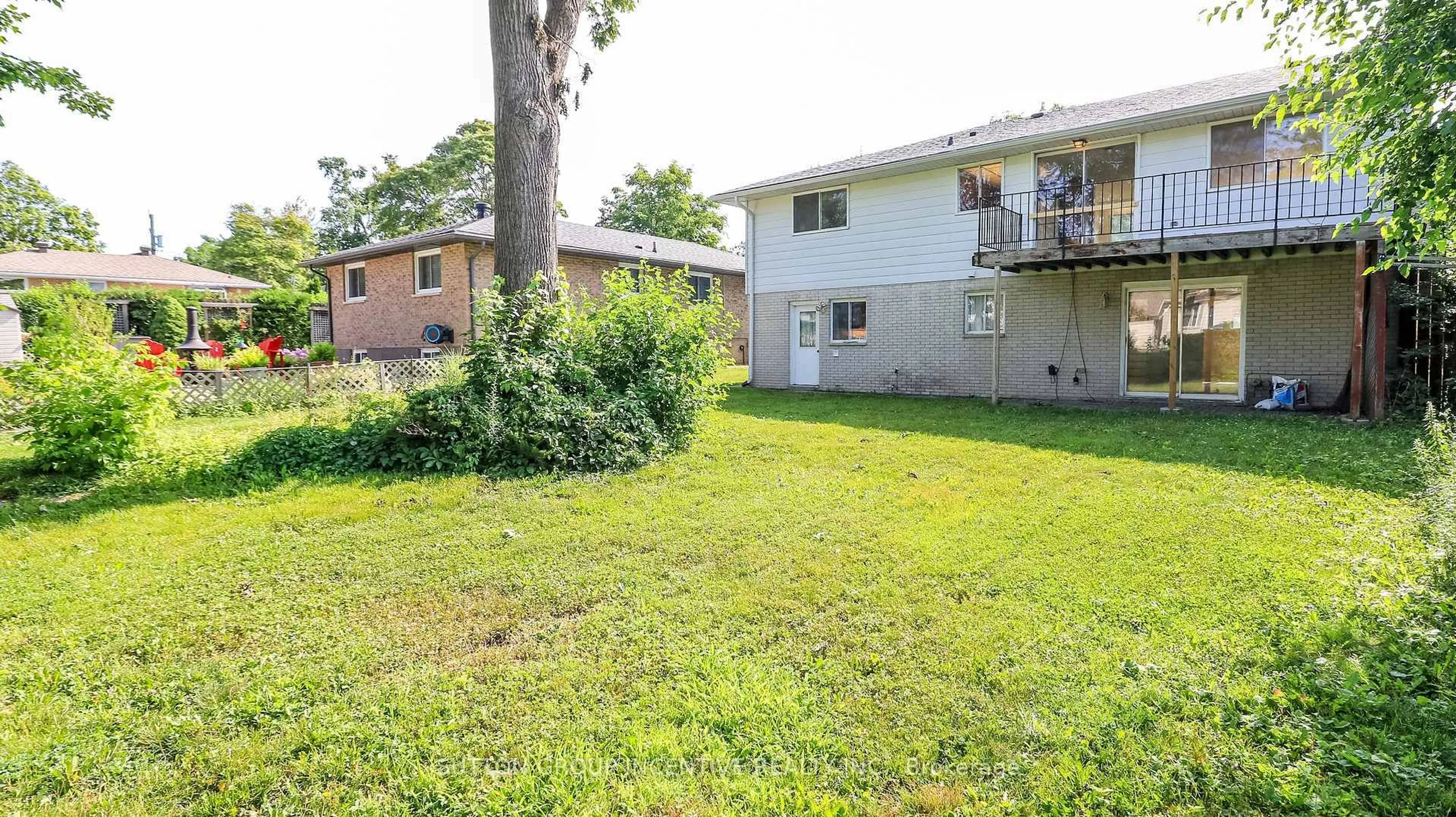 Patio, street for 16 Varden Cres, Barrie Ontario L4M 4N9