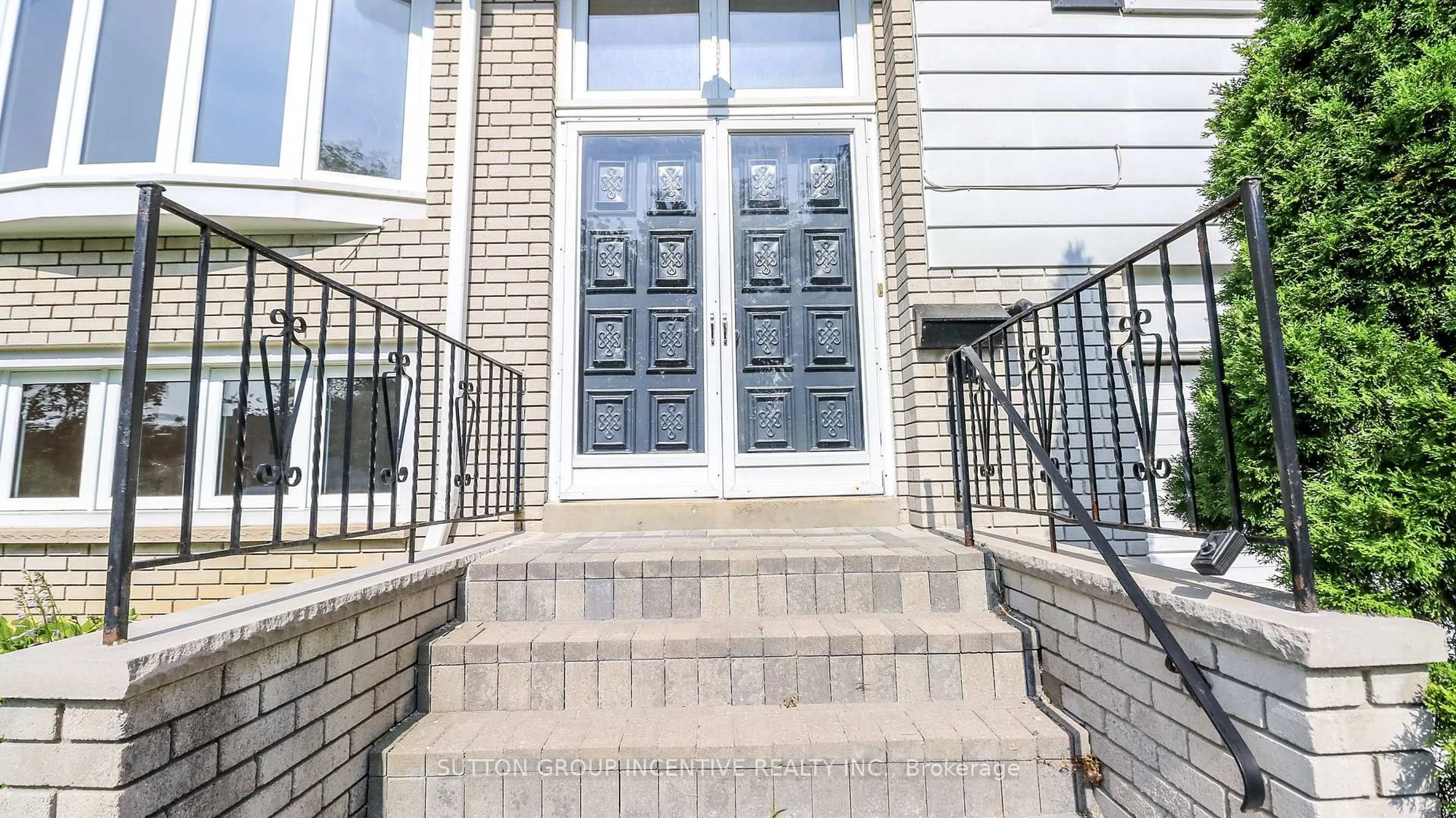 Indoor entryway for 16 Varden Cres, Barrie Ontario L4M 4N9