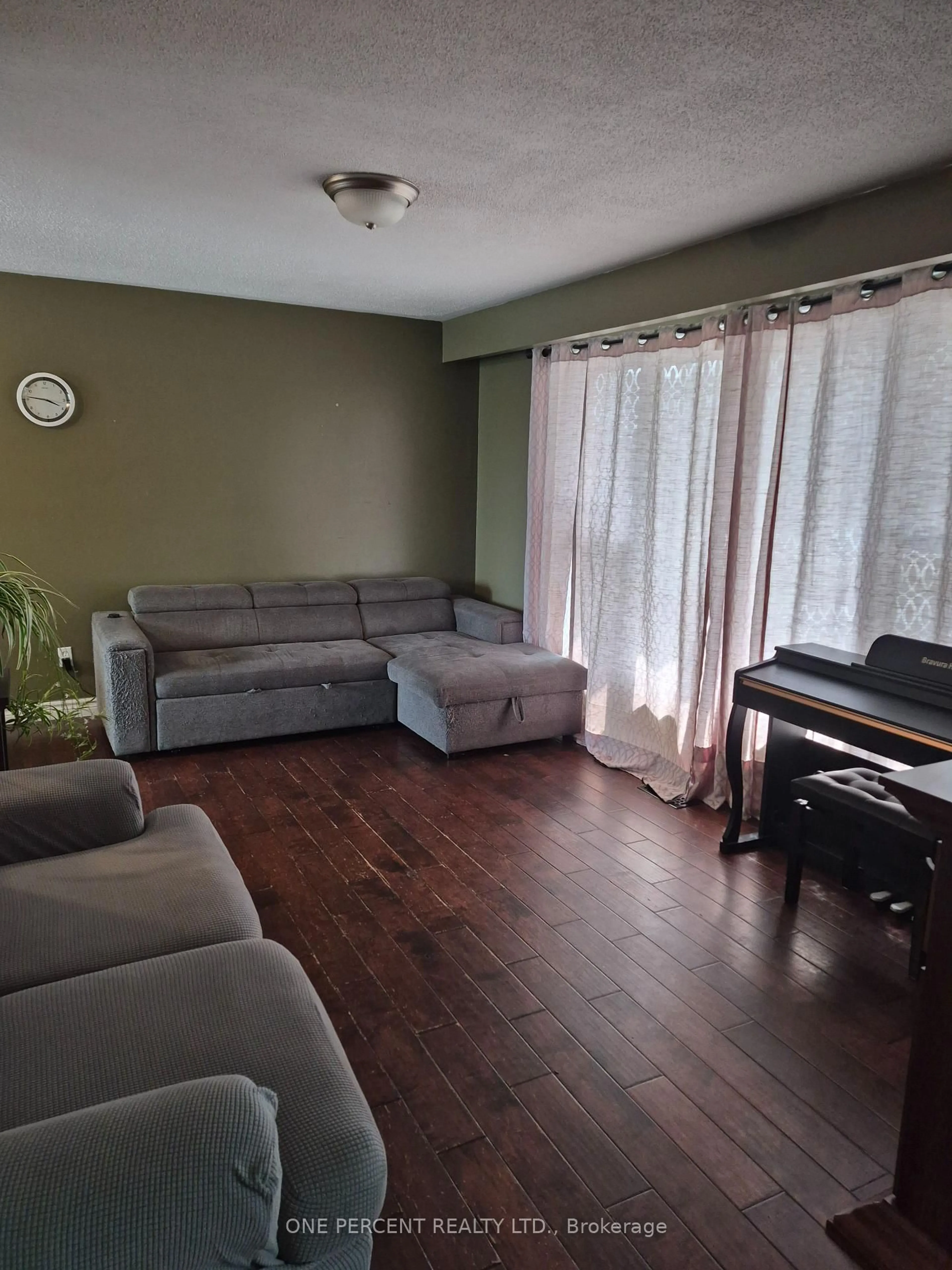 Living room with furniture, unknown for 23 Finlay Mill Rd, Springwater Ontario L9X 0N9