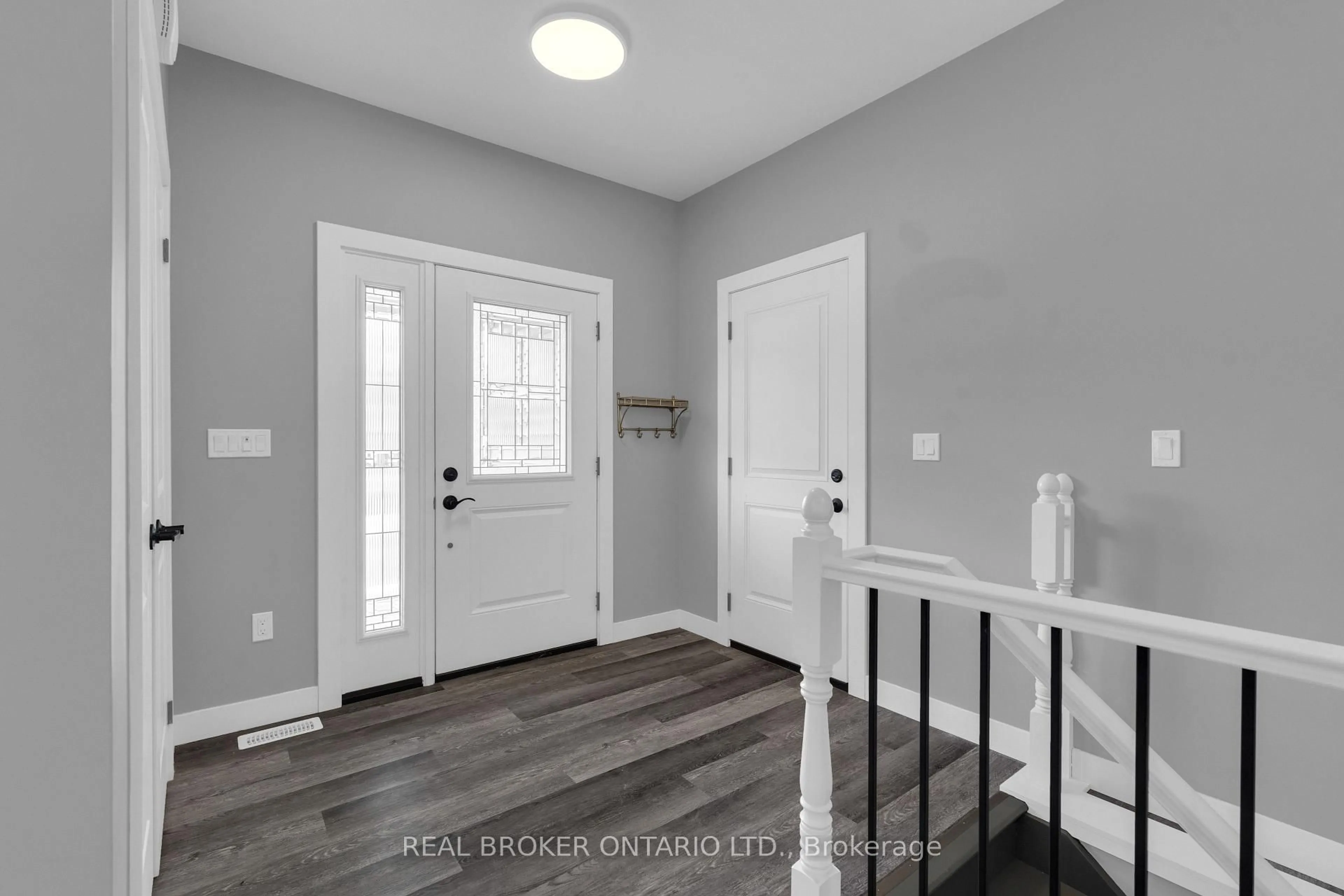 Indoor entryway for 46 Brick Pond Rd, Severn Ontario L0K 1E0