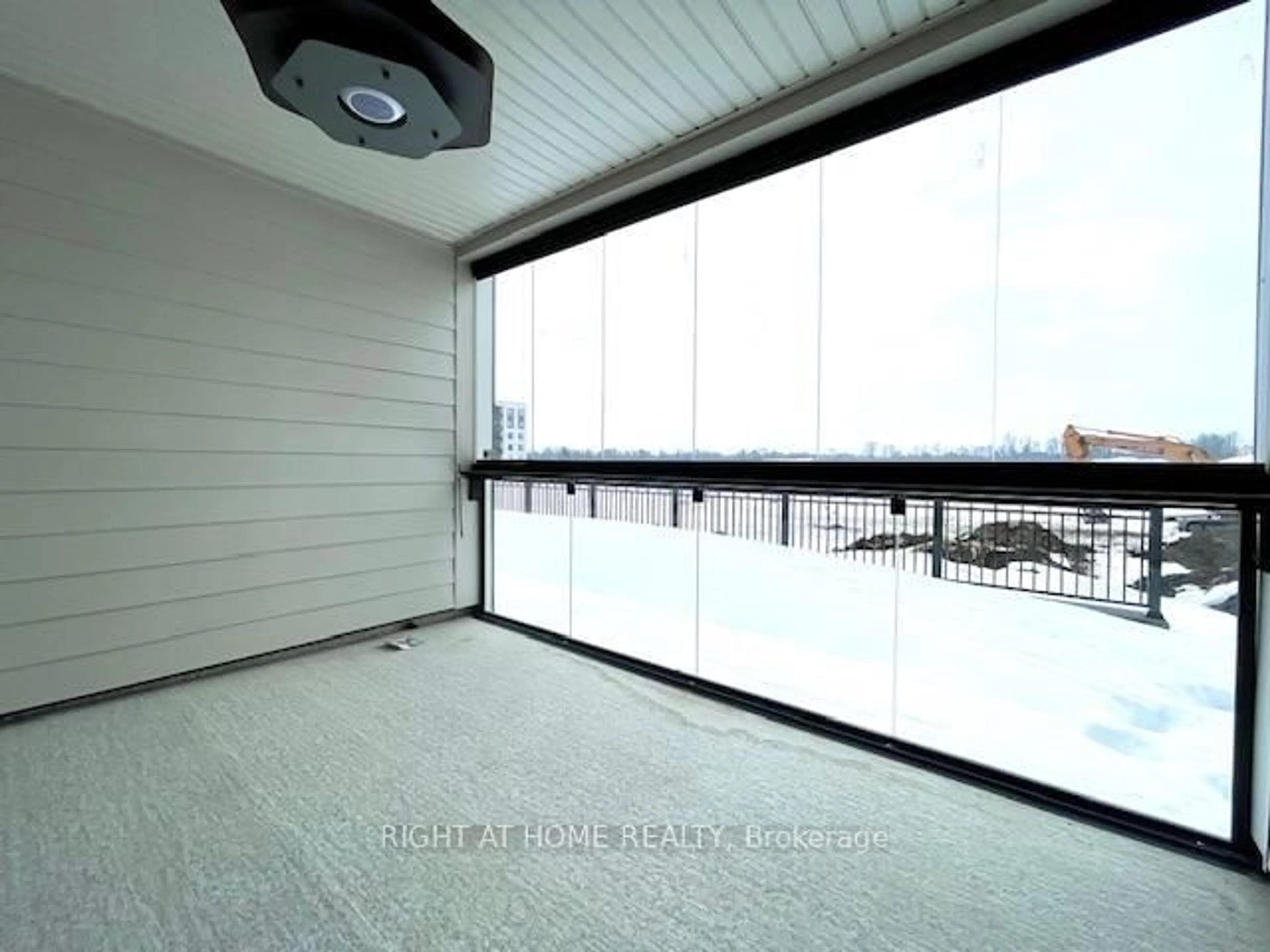 Indoor foyer for 15 Kneeshaw Dr #102, Barrie Ontario L9J 0X9