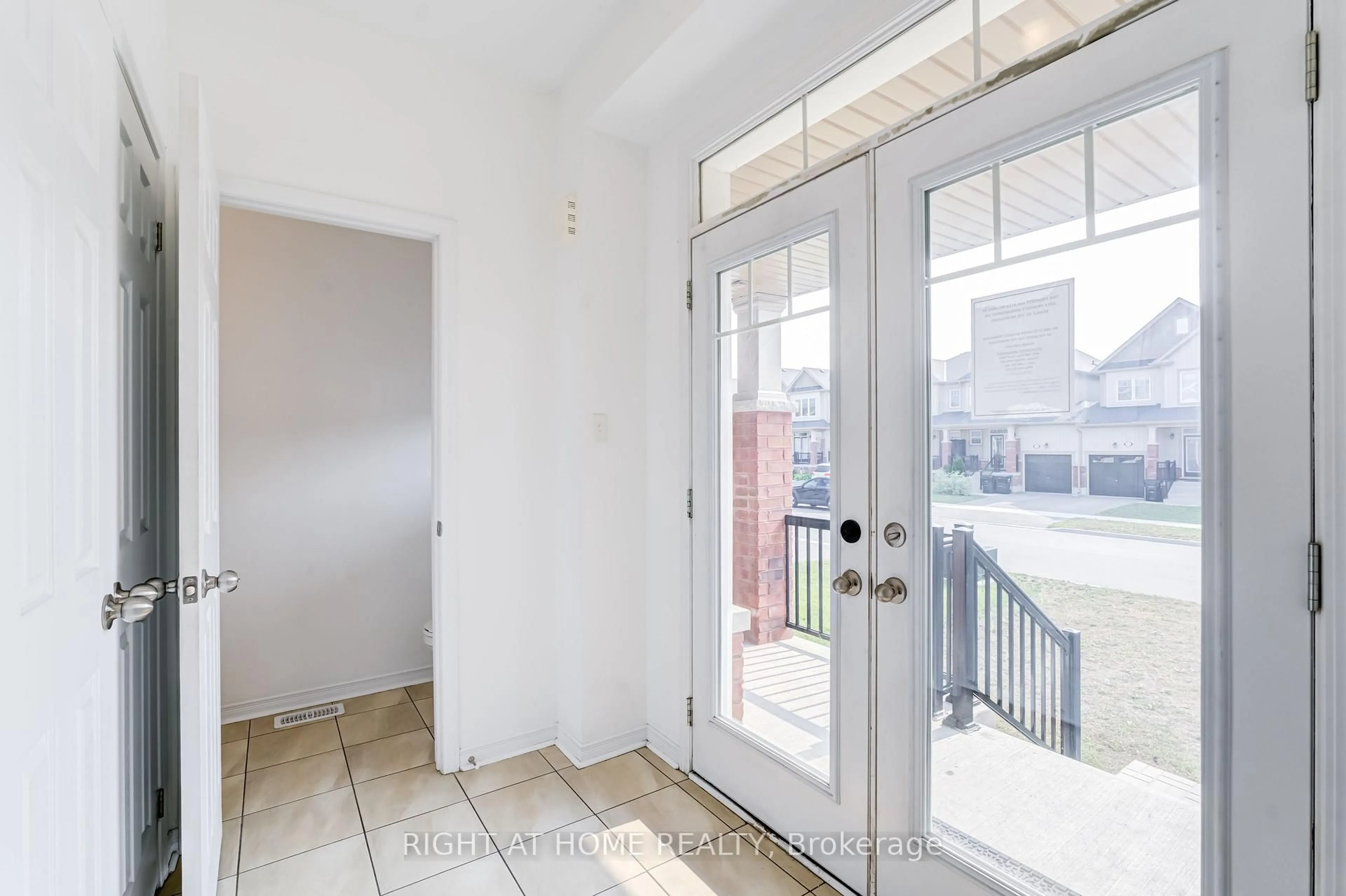 Indoor entryway for 9 BAILEY St, Collingwood Ontario L9Y 3Y7