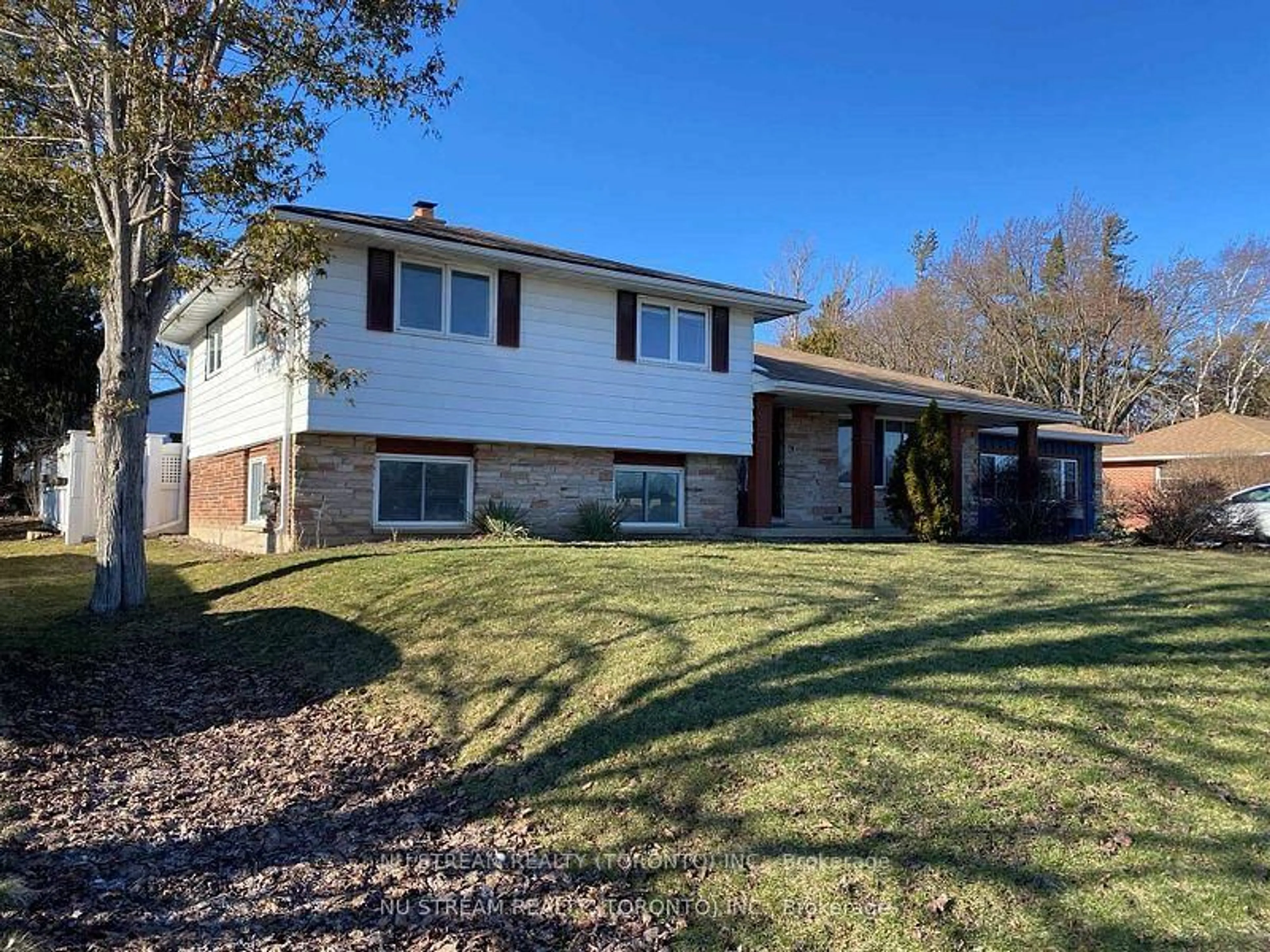 Home with brick exterior material, street for 552 Big Bay Point Rd, Barrie Ontario L4N 3Z5