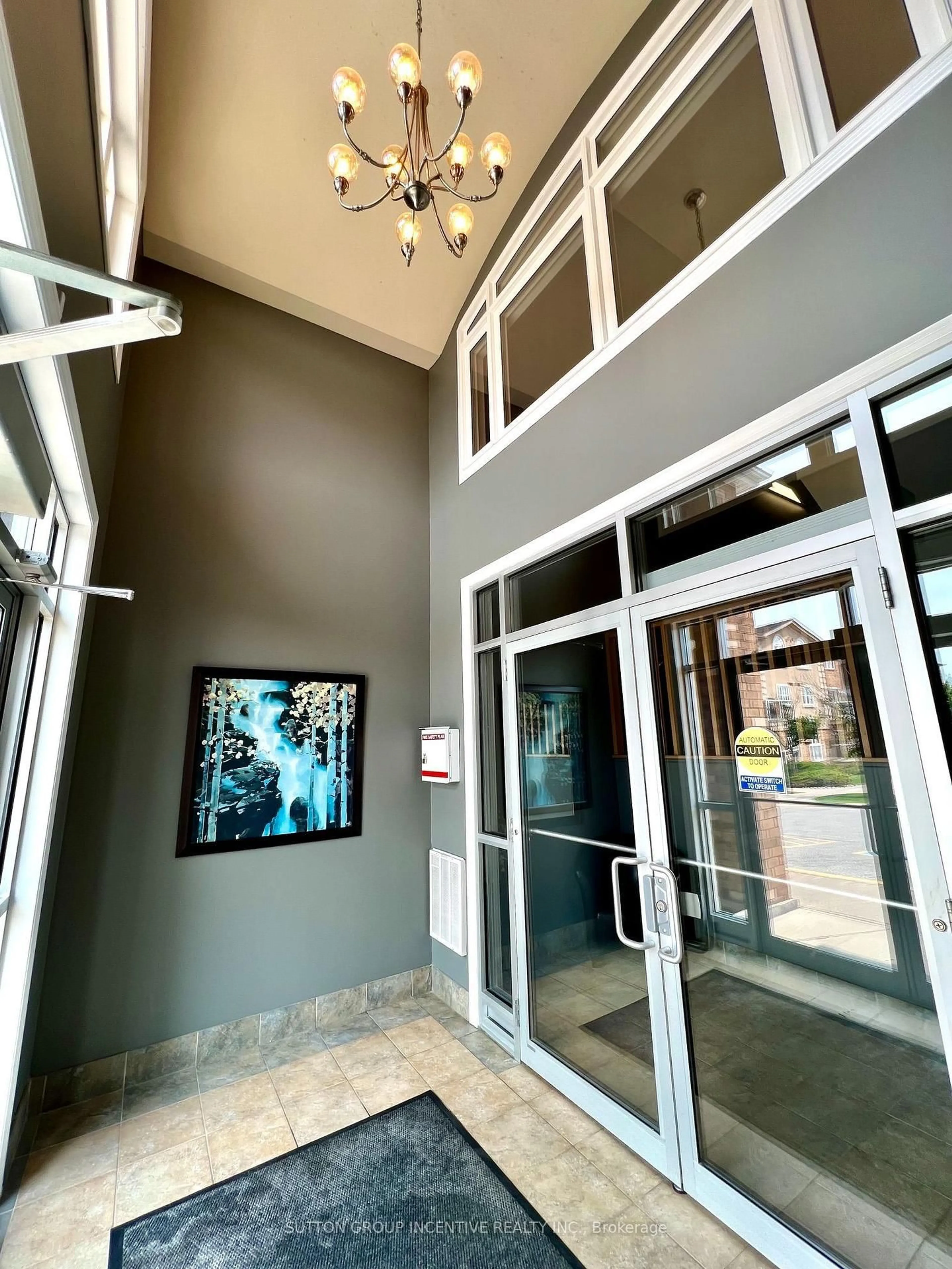 Indoor foyer for 137 Sydenham Wells #5, Barrie Ontario L4M 0G7