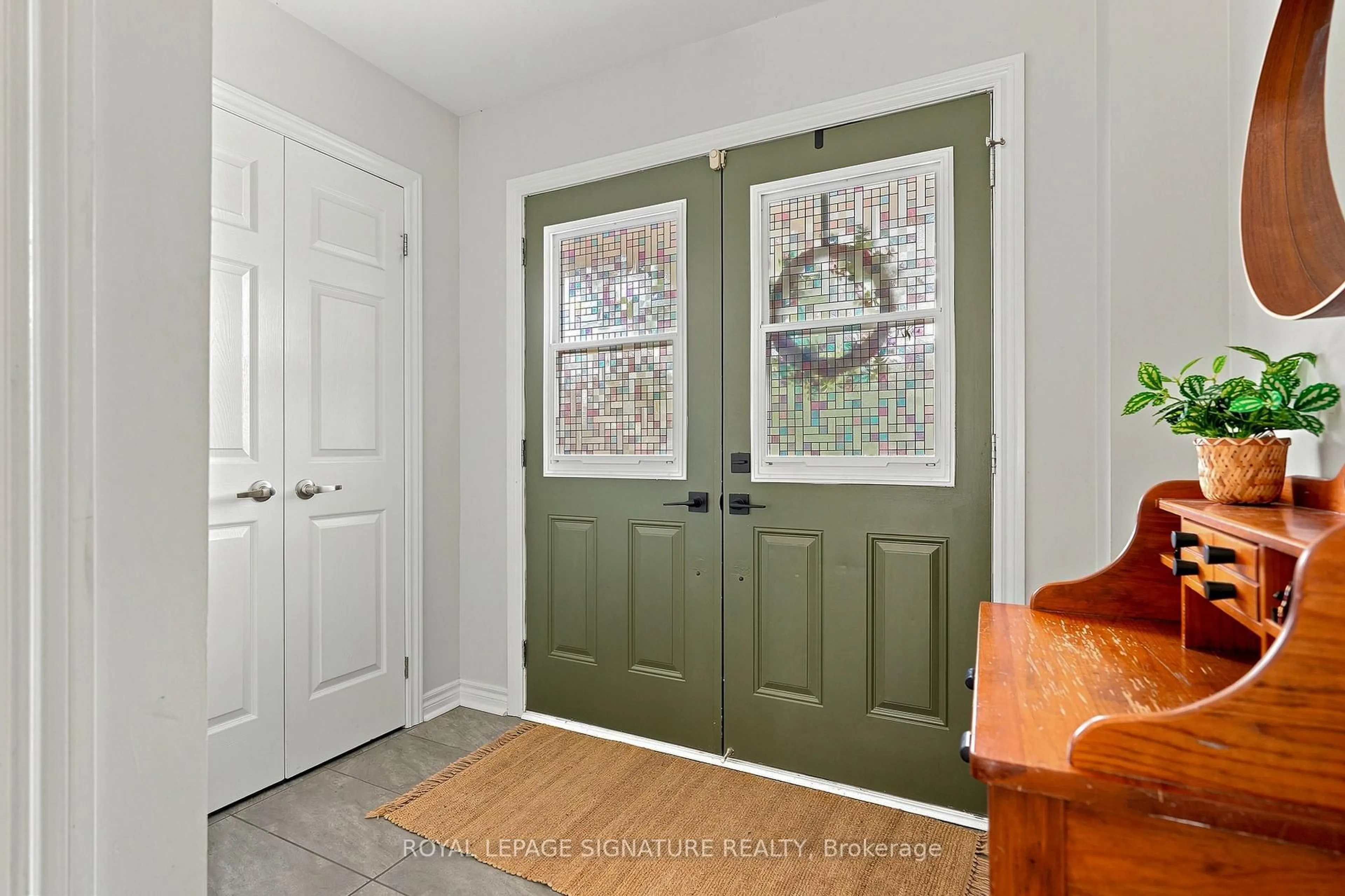 Indoor entryway for 29 Bartor Blvd, Barrie Ontario L4N 5Y7