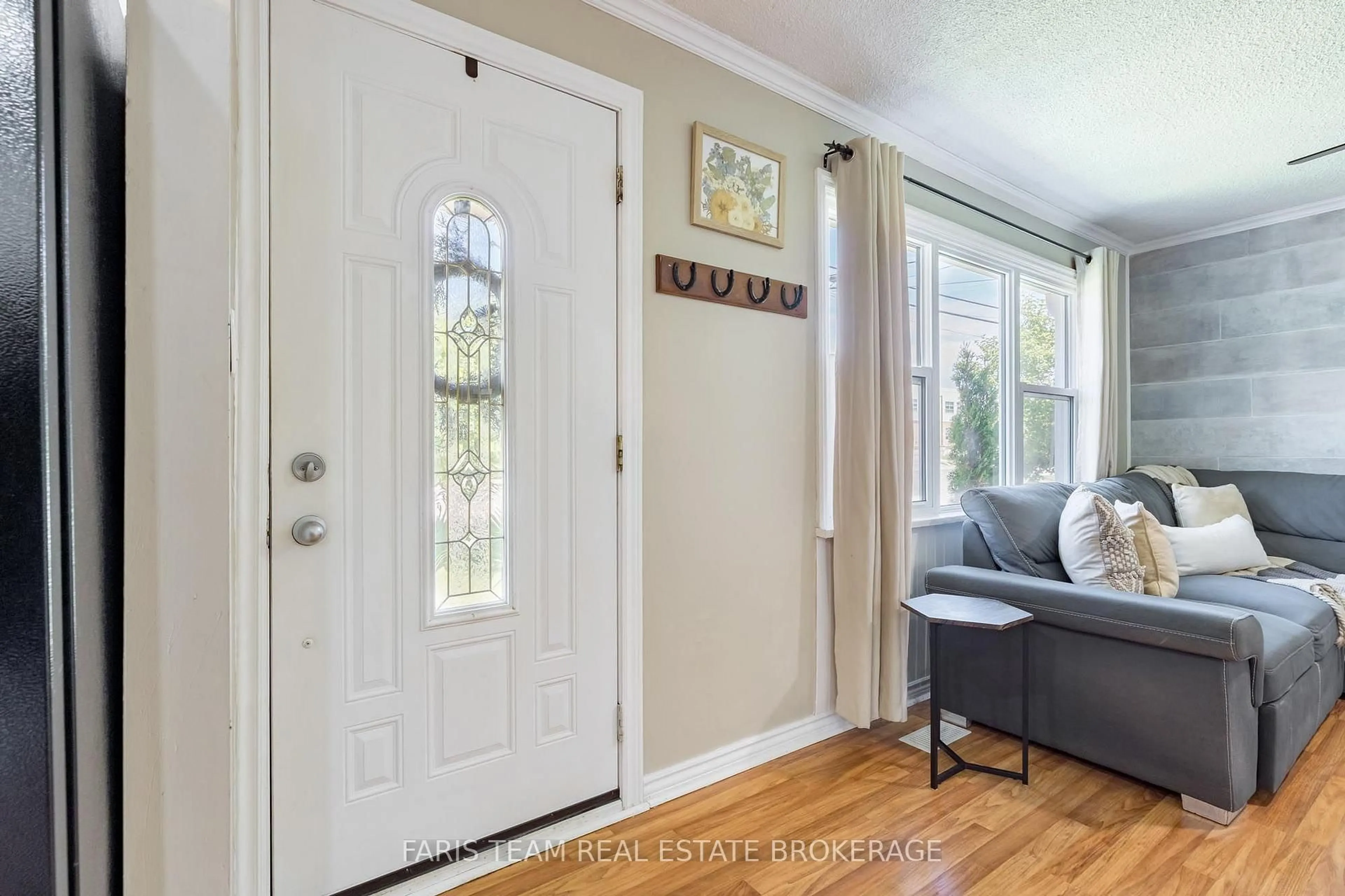Indoor entryway for 2721 Cumberland Rd, Severn Ontario L3V 6H3