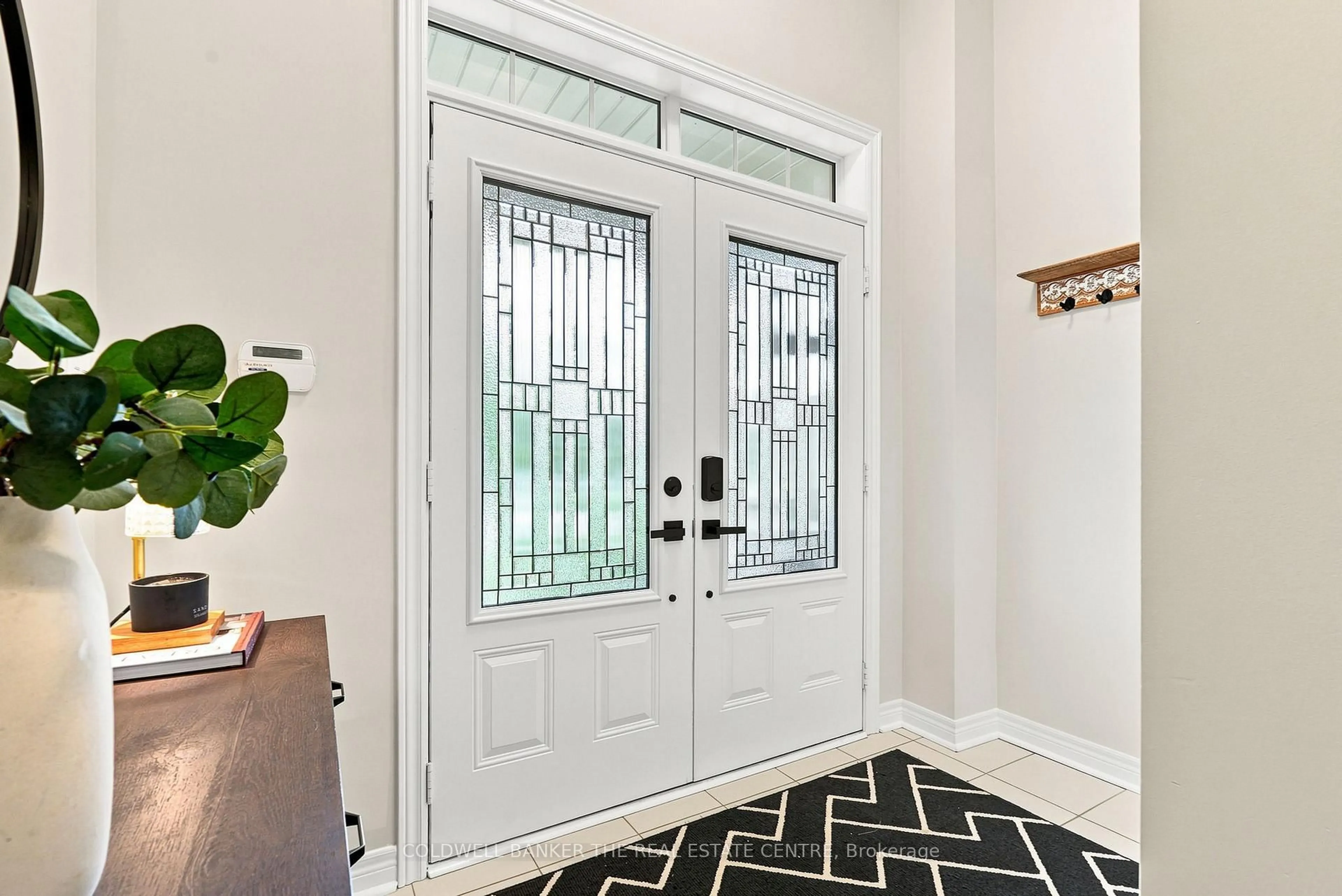 Indoor entryway for 46 Pearcey Cres, Barrie Ontario L4N 6R8