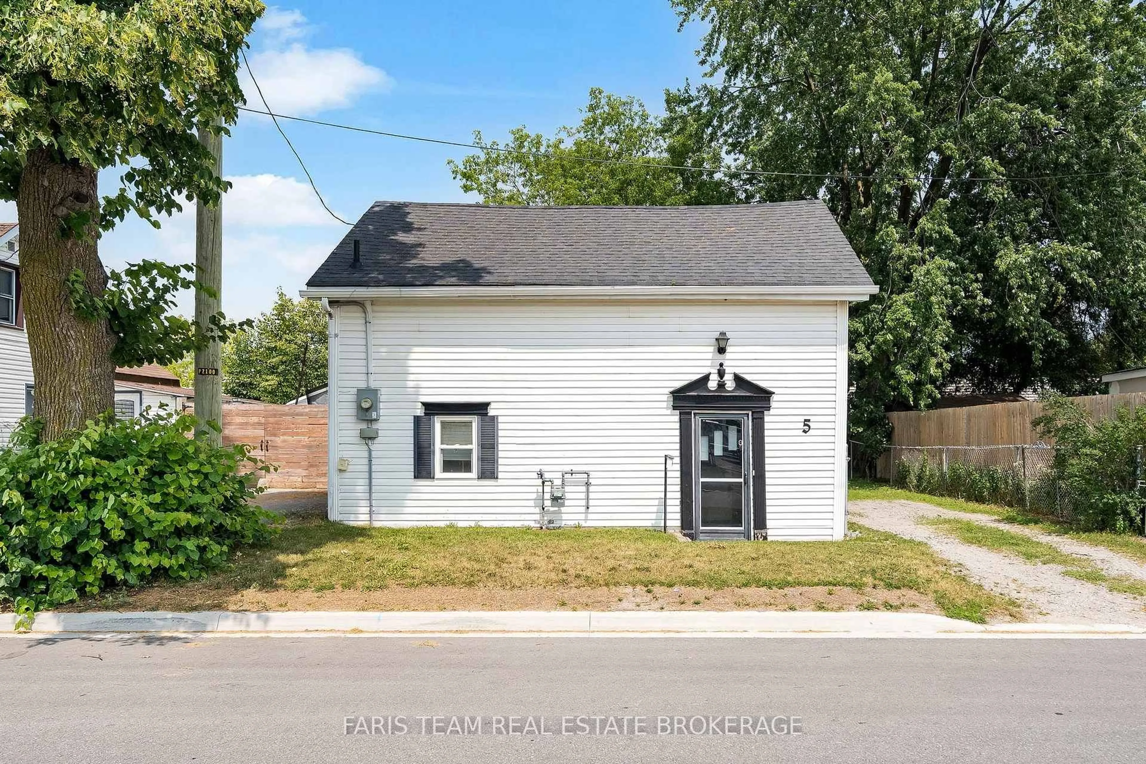 Shed for 5 Robert St, Barrie Ontario L4N 3H2