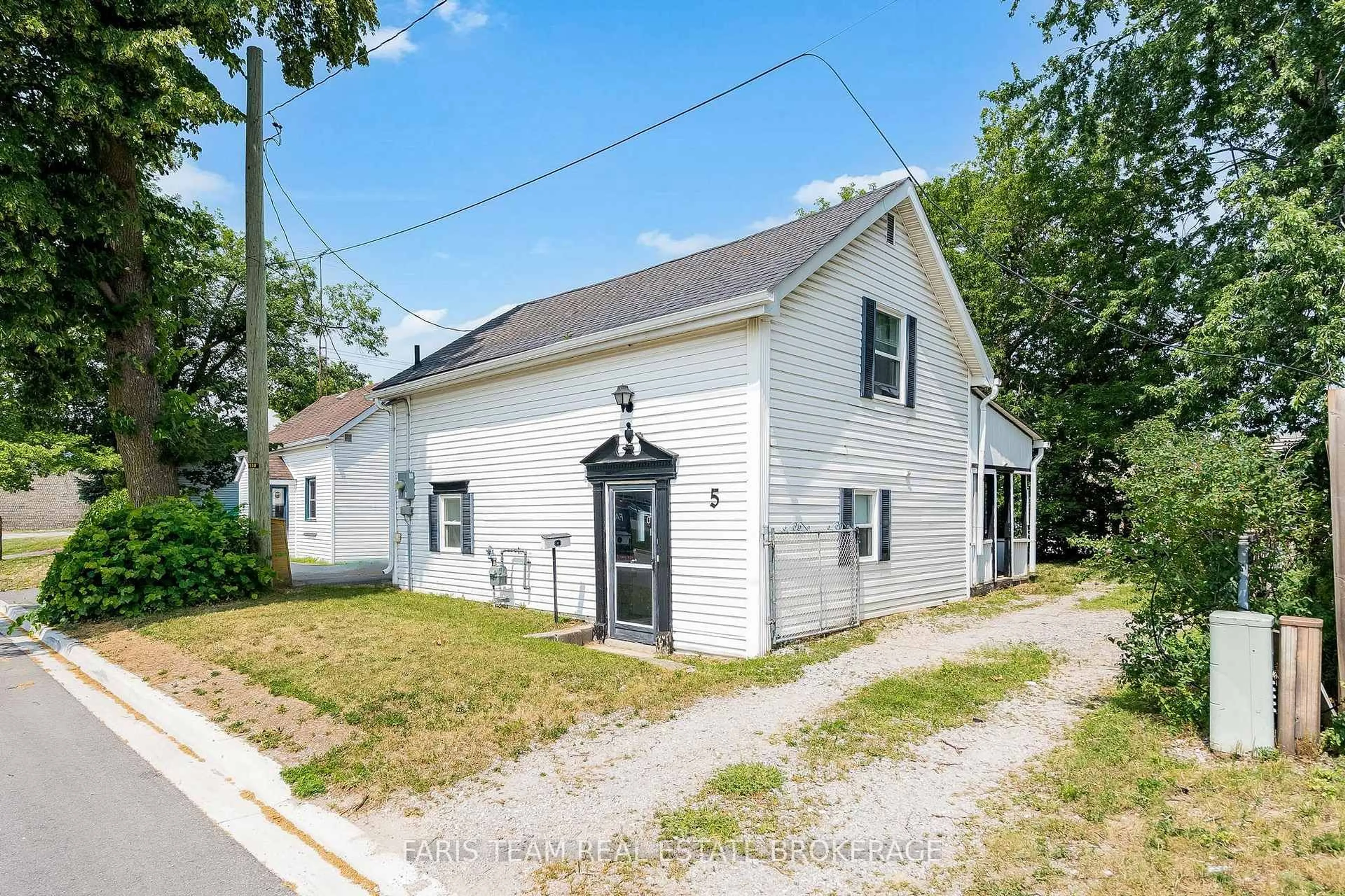 A pic from outside/outdoor area/front of a property/back of a property/a pic from drone, building for 5 Robert St, Barrie Ontario L4N 3H2