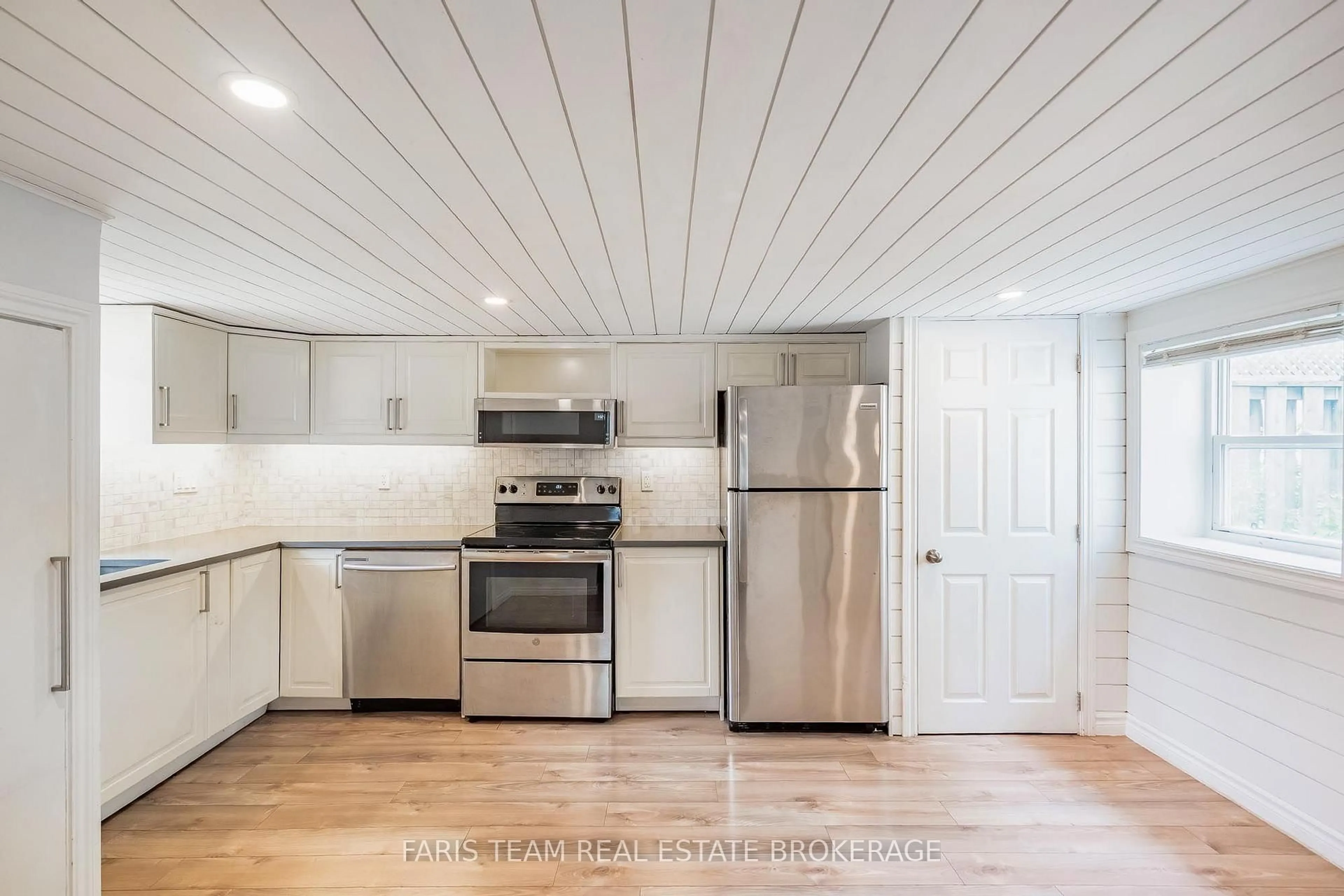 Standard kitchen, wood/laminate floor for 5 Robert St, Barrie Ontario L4N 3H2