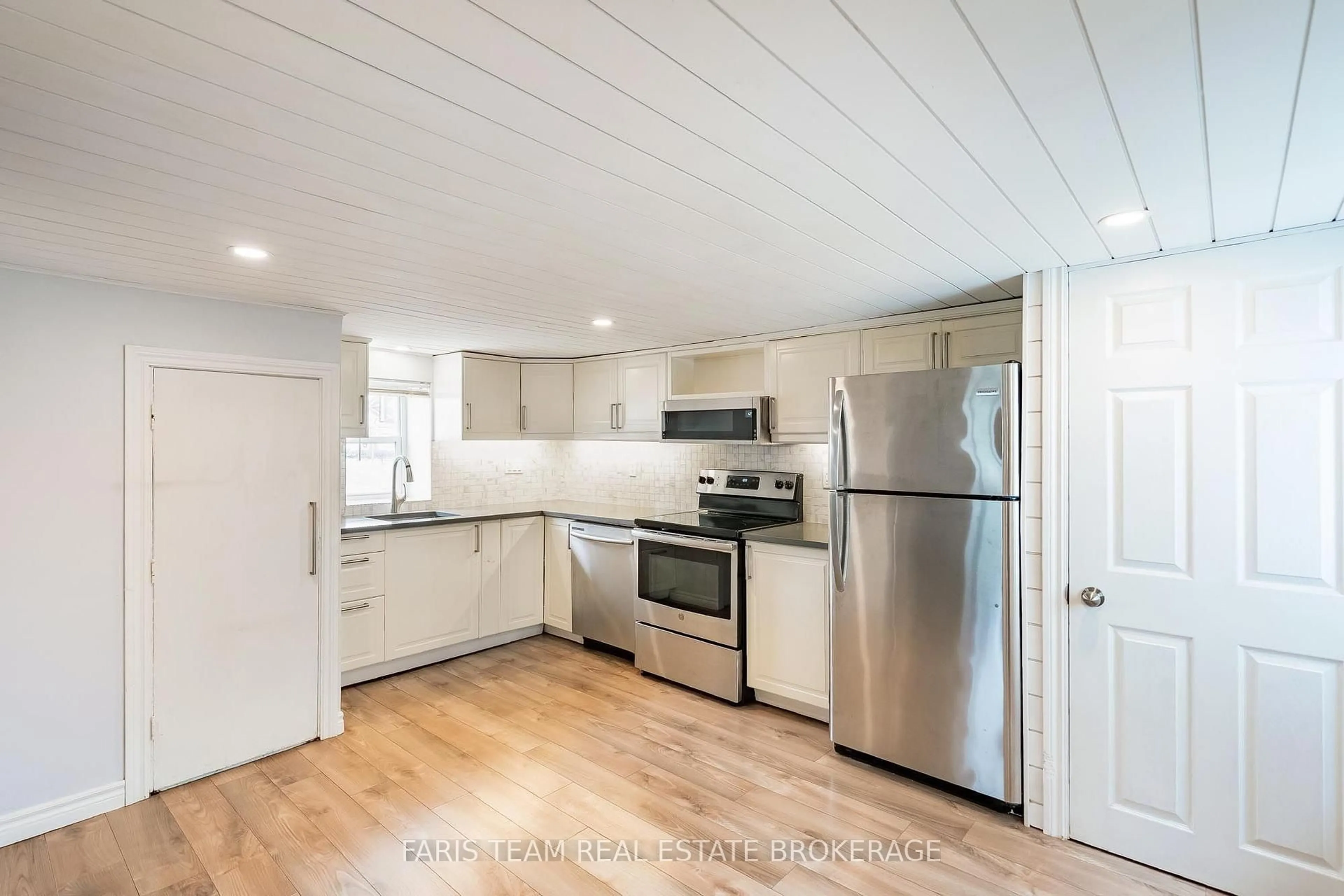 Open concept kitchen, wood/laminate floor for 5 Robert St, Barrie Ontario L4N 3H2