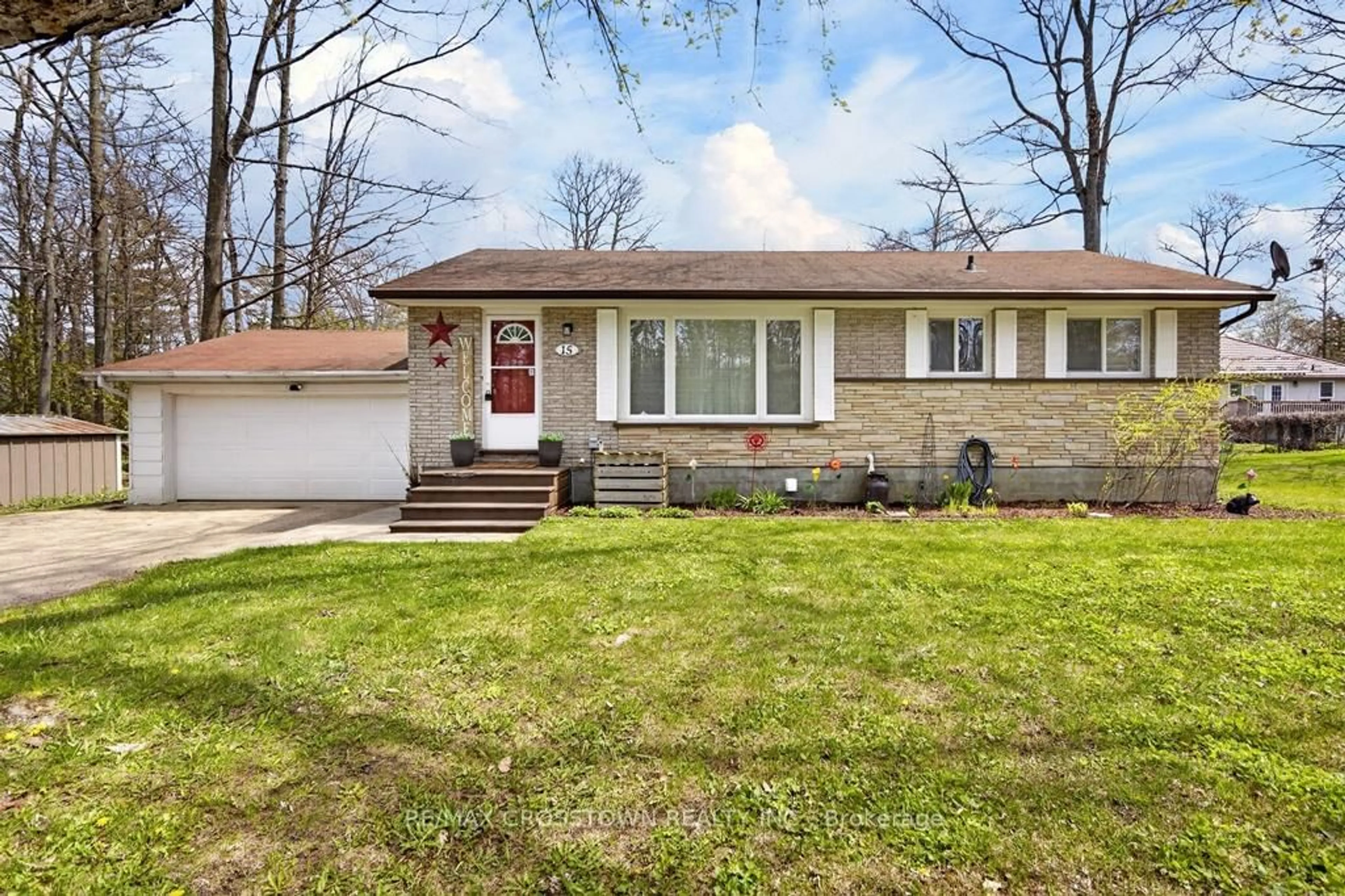 Home with vinyl exterior material, street for 15 Smallman Dr, Wasaga Beach Ontario L9Z 1L1