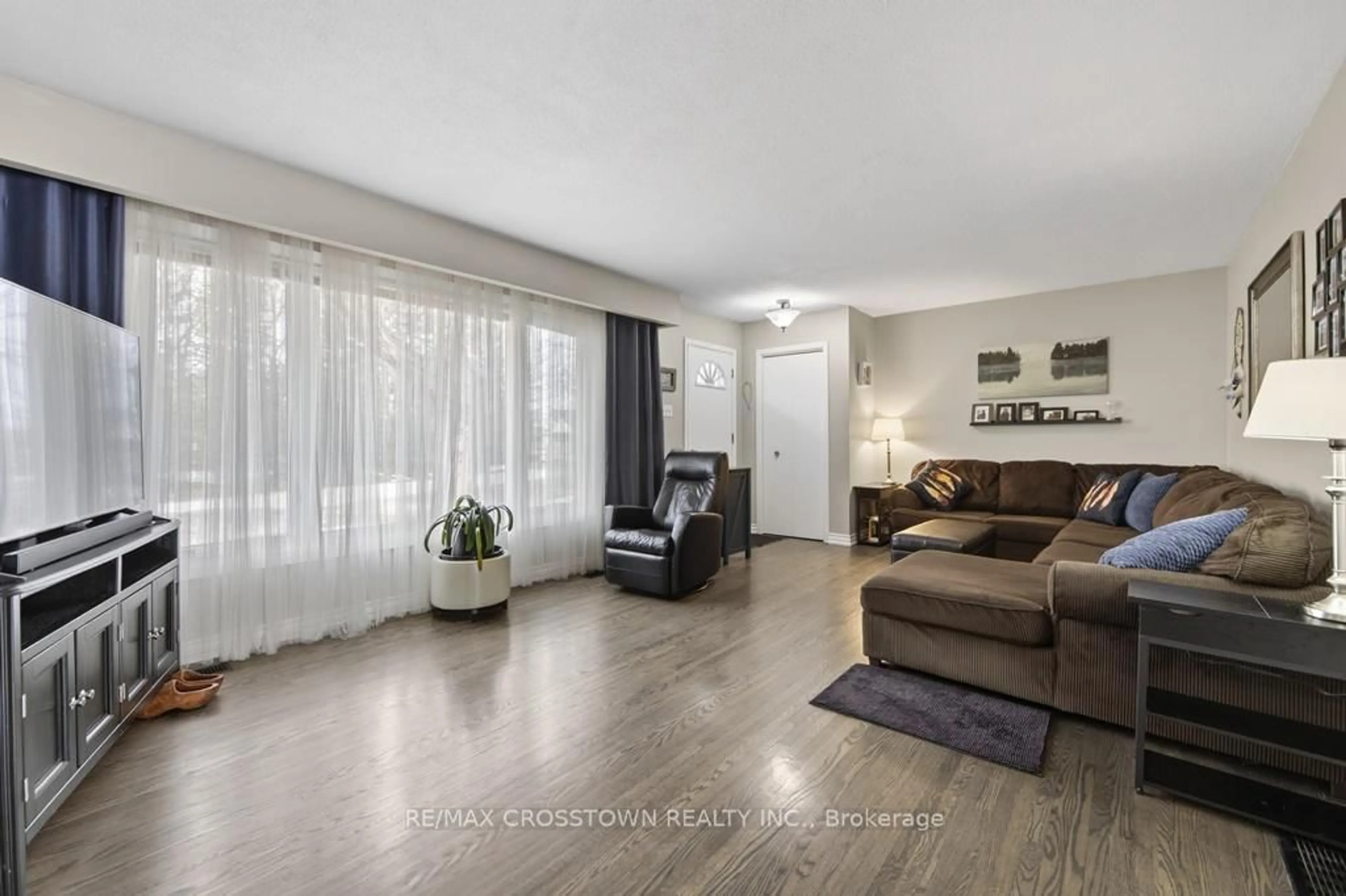 Living room with furniture, wood/laminate floor for 15 Smallman Dr, Wasaga Beach Ontario L9Z 1L1
