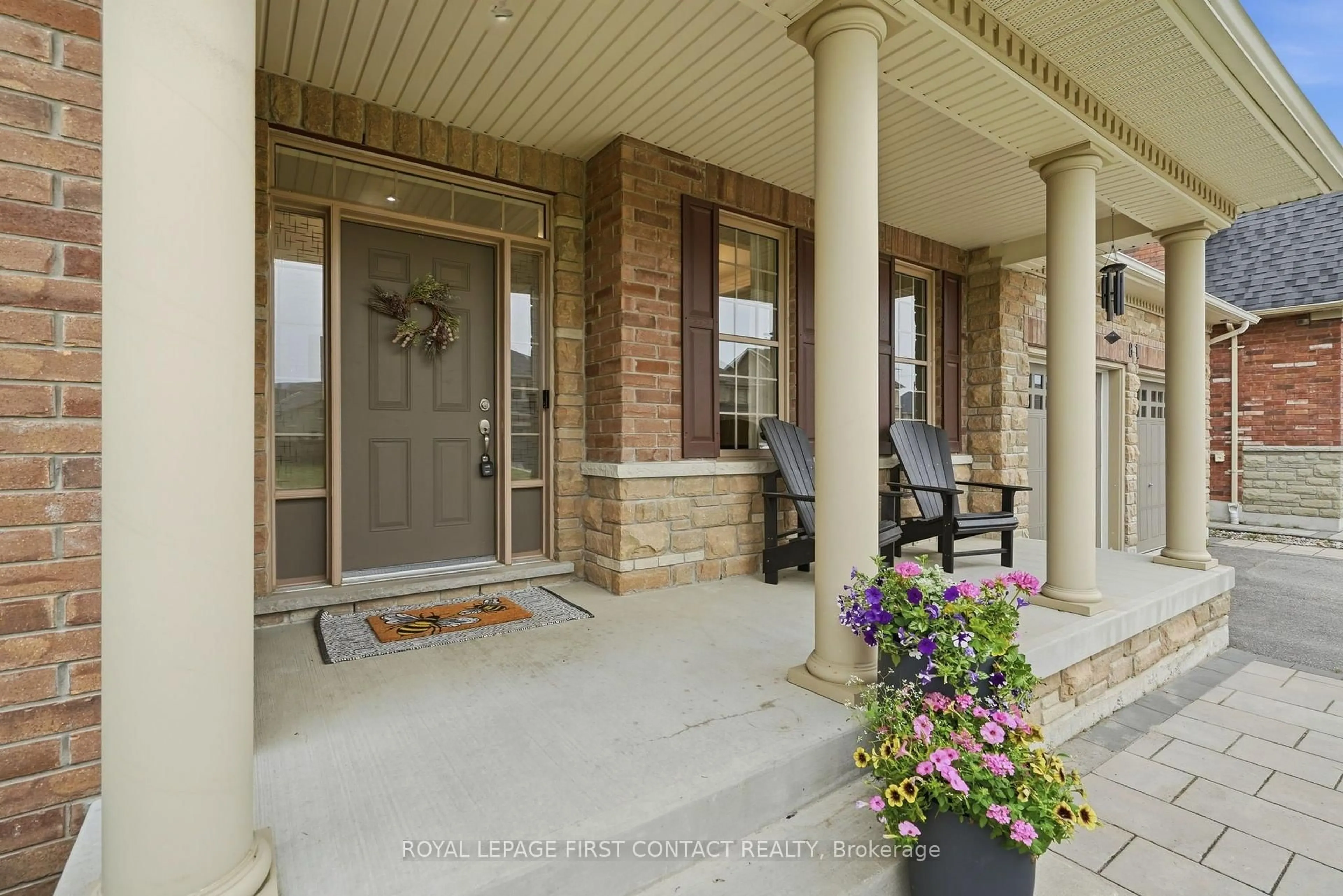 Indoor entryway for 81 Trail Blvd, Springwater Ontario L9X 0S5
