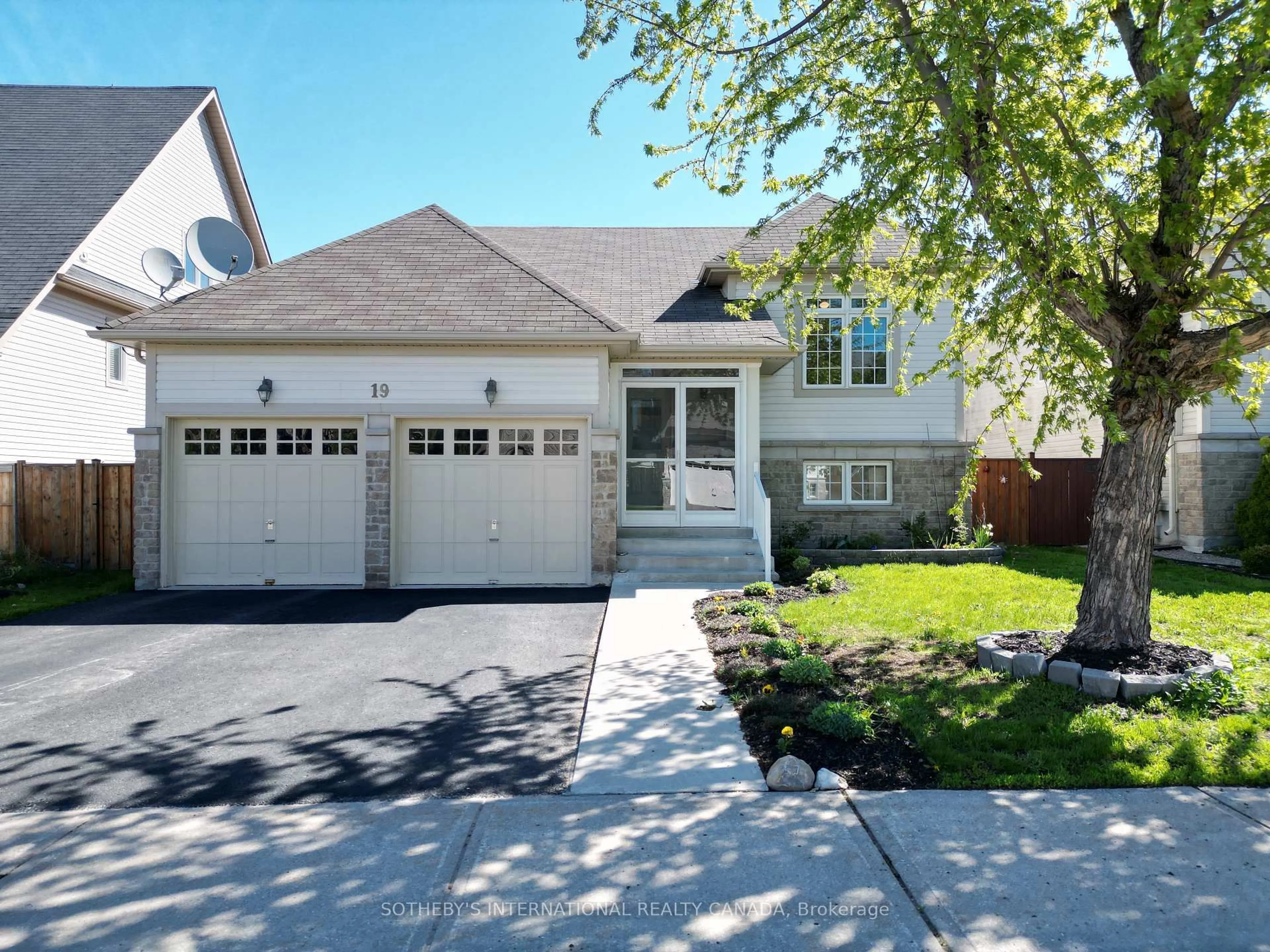 Home with brick exterior material, street for 19 Grand Poplar Lane, Wasaga Beach Ontario L9Z 0C7