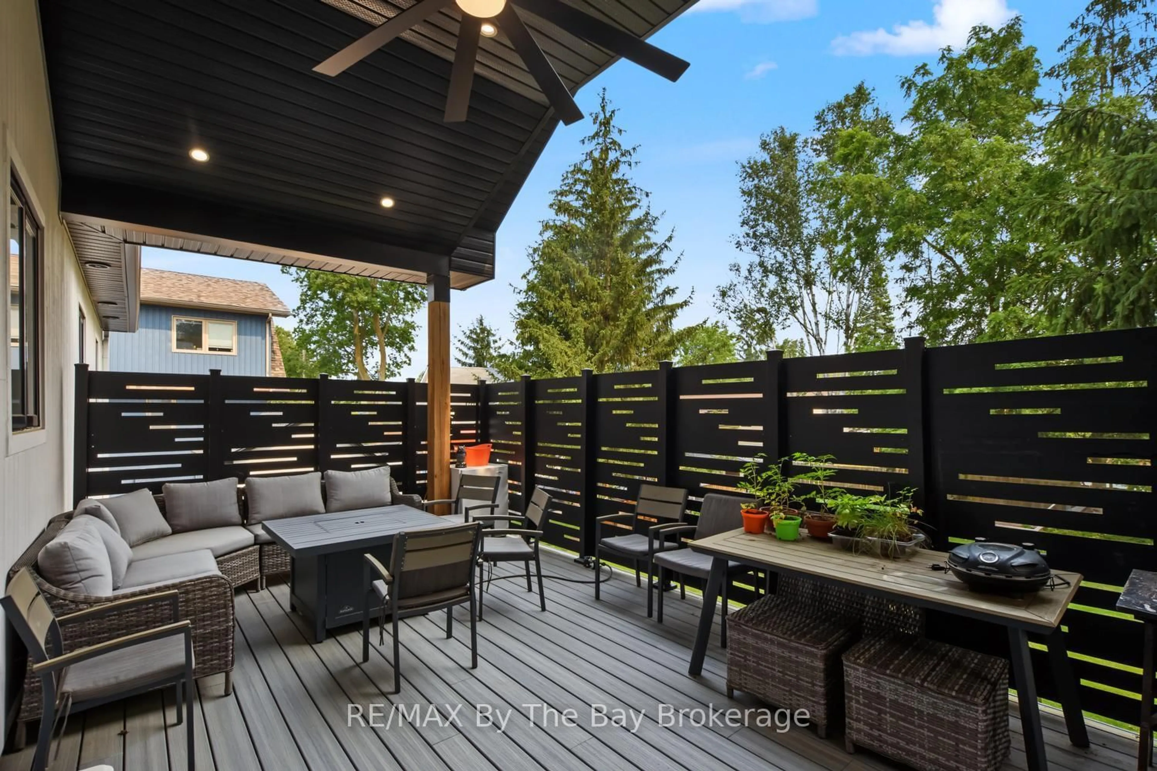 Patio, street for 208 Thomas St, Clearview Ontario L0M 1S0