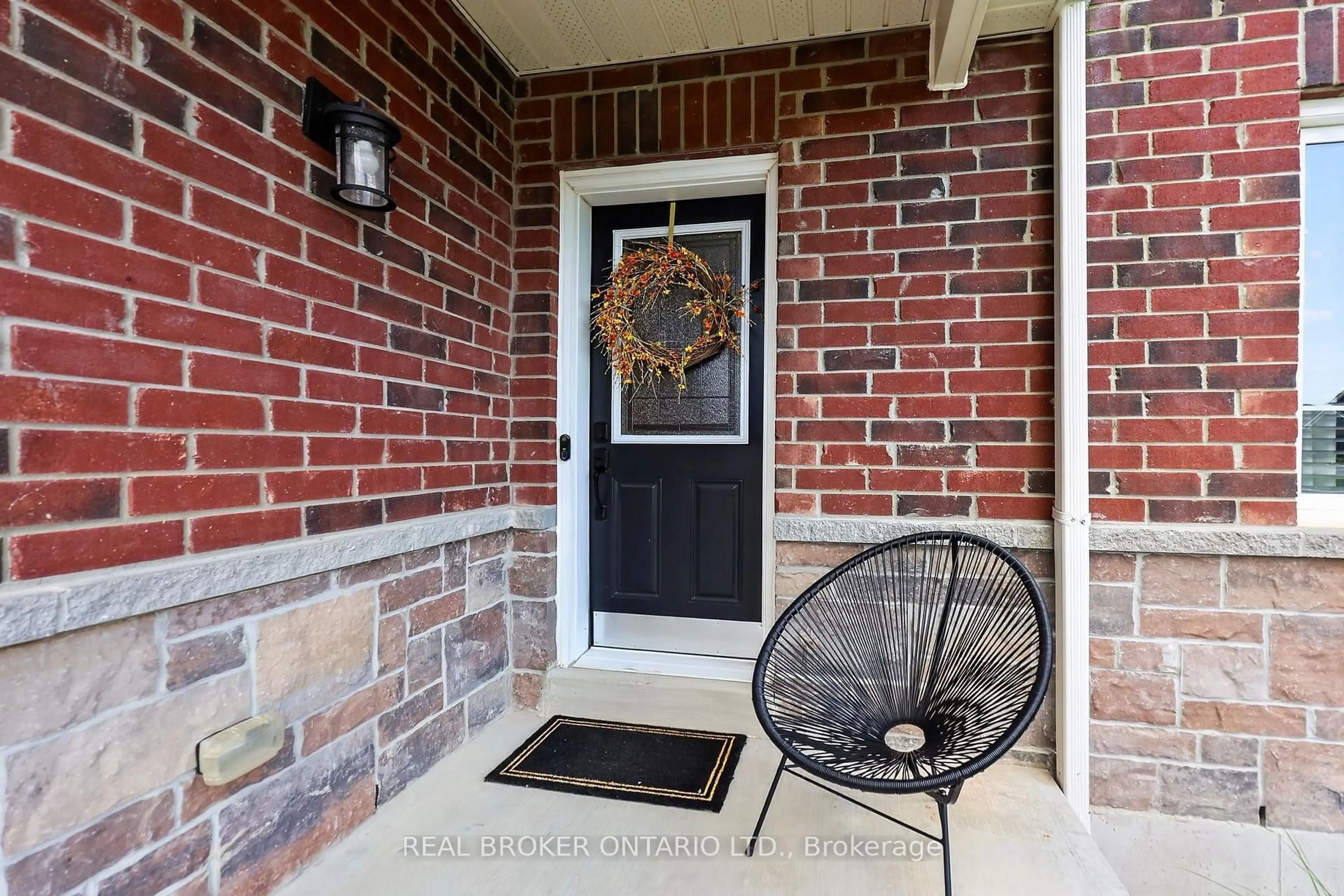 Indoor entryway for 36 Beverly St, Springwater Ontario L0L 1P0
