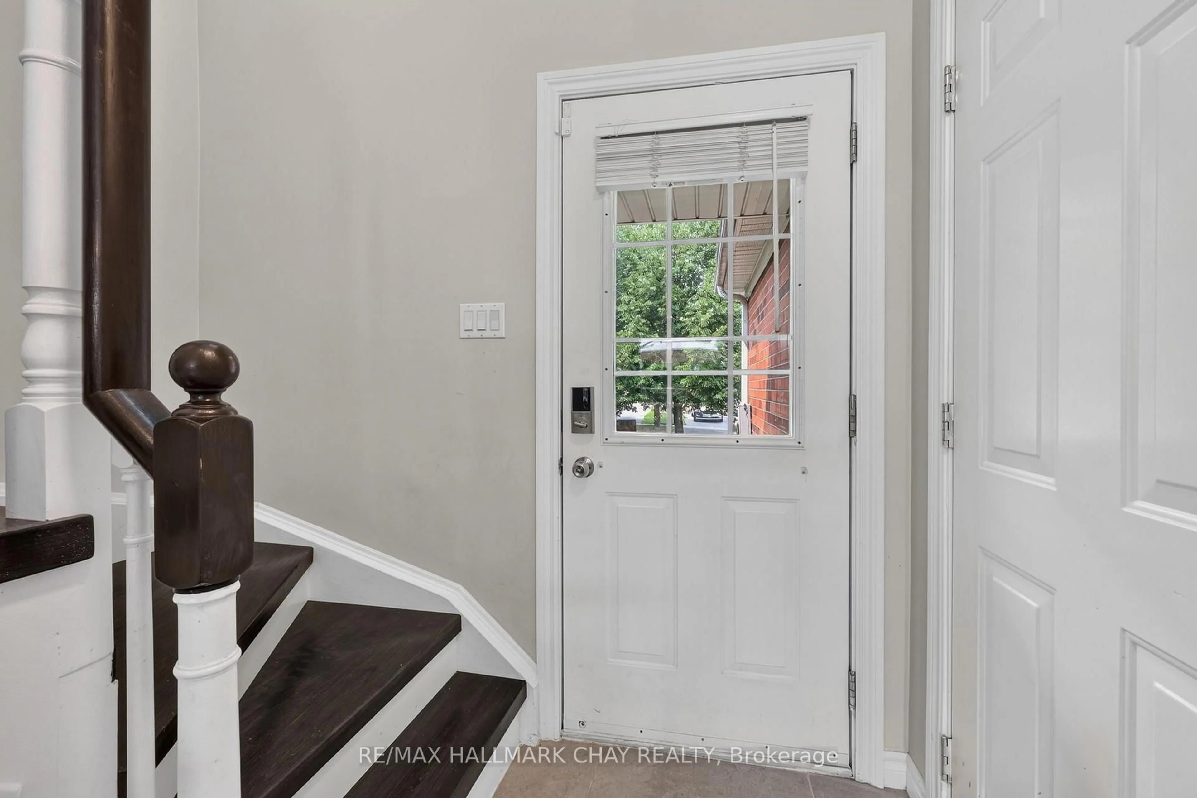 Indoor entryway for 65 Pickett Cres, Barrie Ontario L4N 8C1