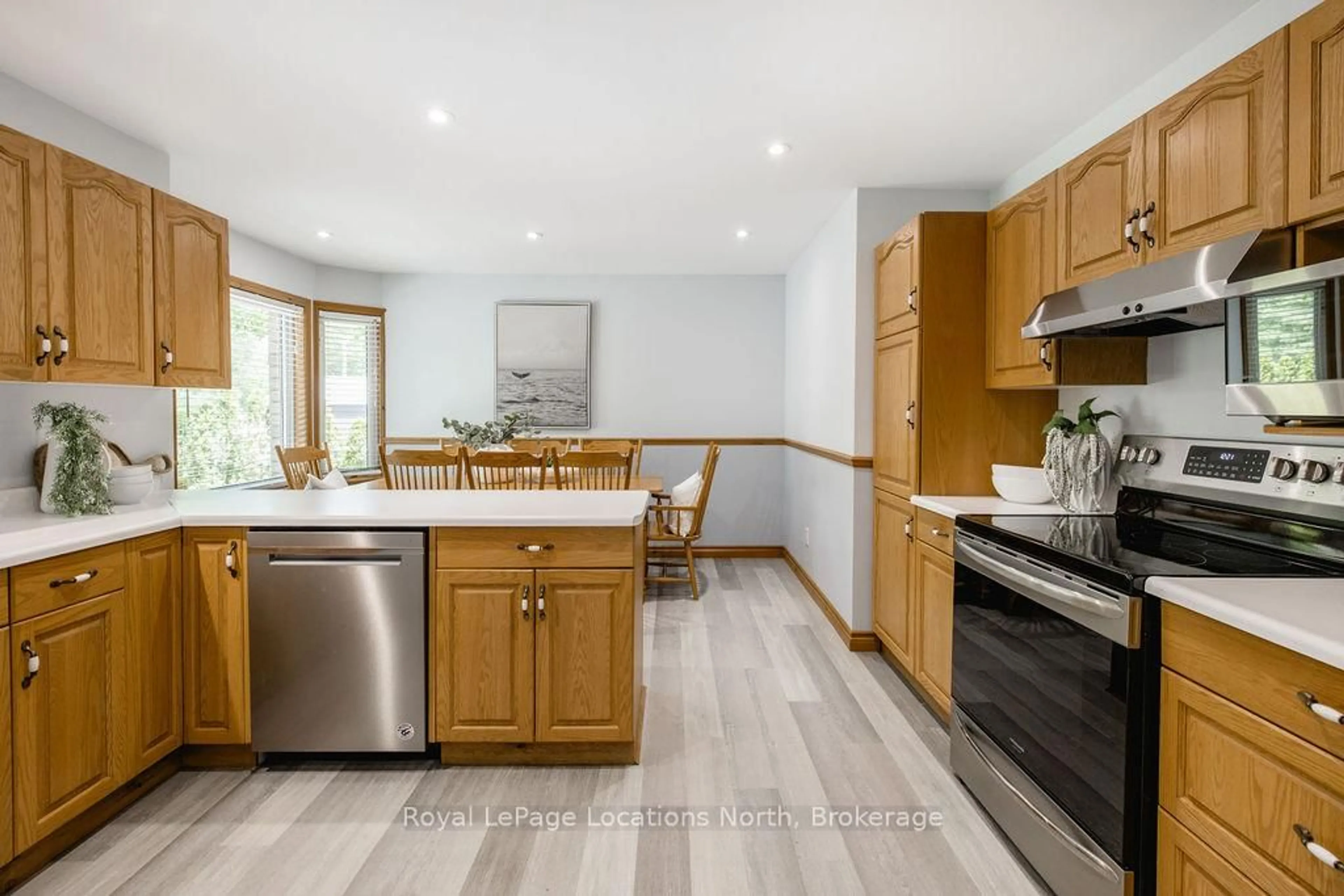 Open concept kitchen, unknown for 39 MCCAGUE St, Wasaga Beach Ontario L9Z 2E5