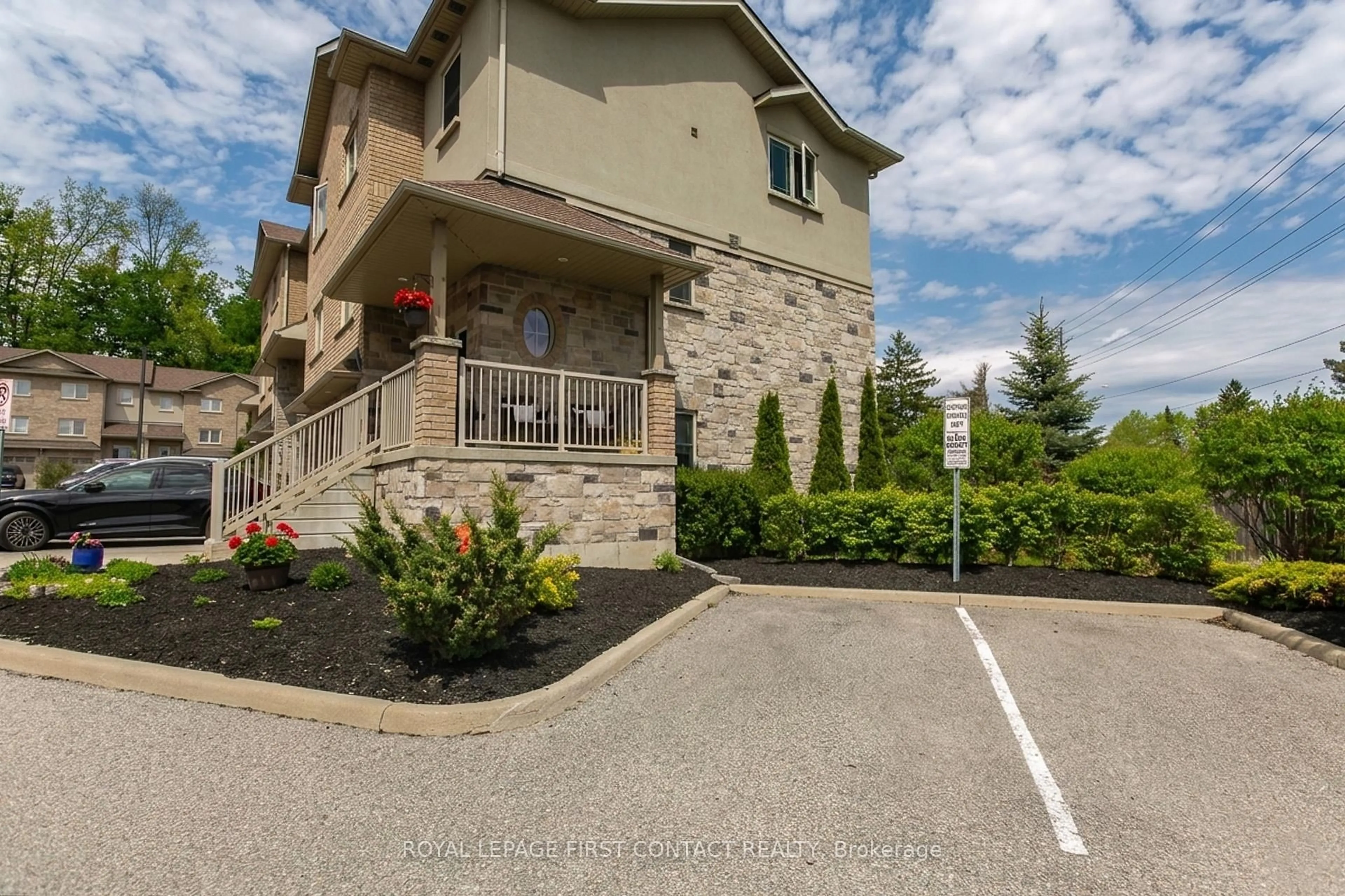 Patio, street for 376 Blake St #21, Barrie Ontario L4M 1J6