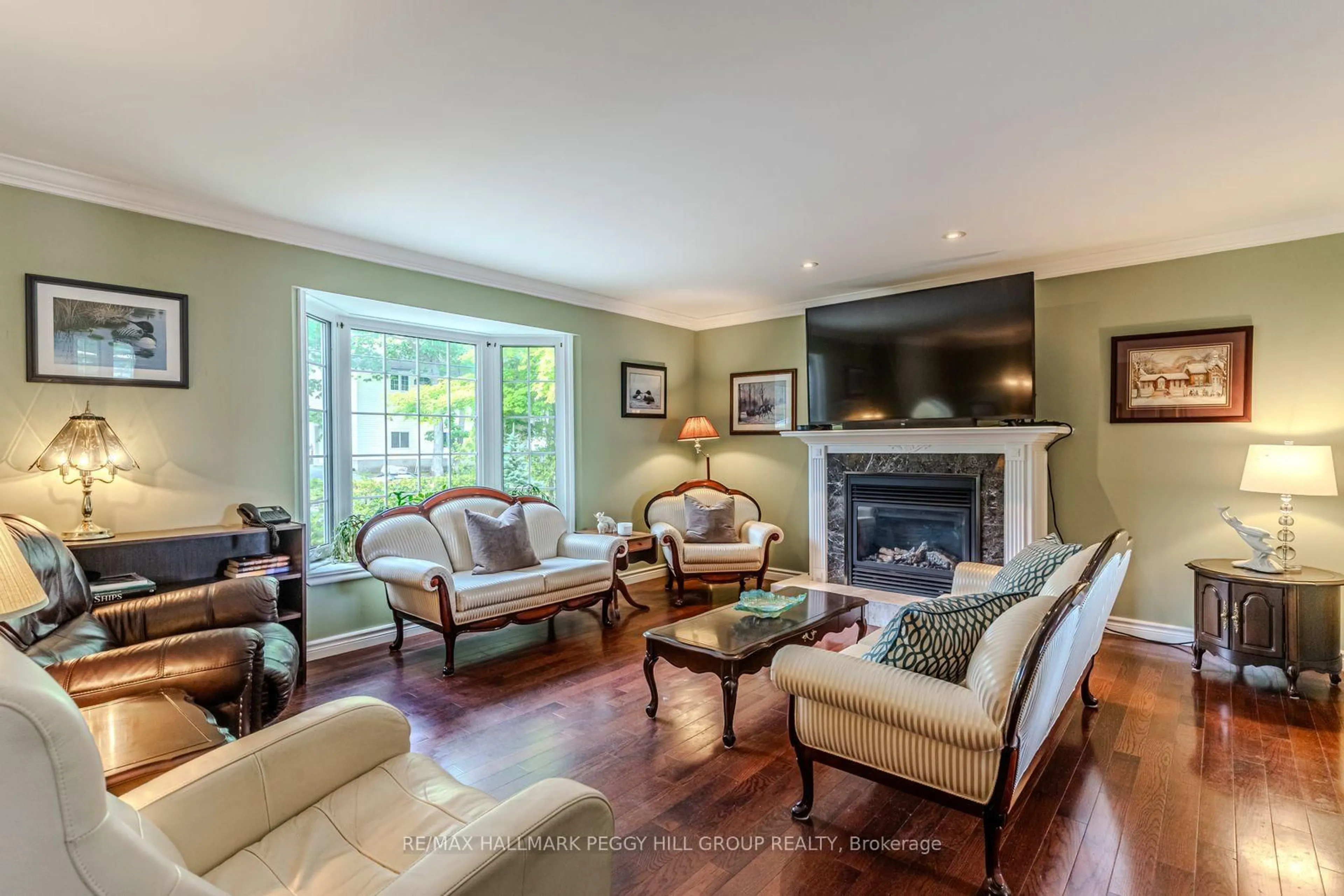 Living room with furniture, unknown for 383 Peek-A-Boo Tr, Tiny Ontario L9M 0B3