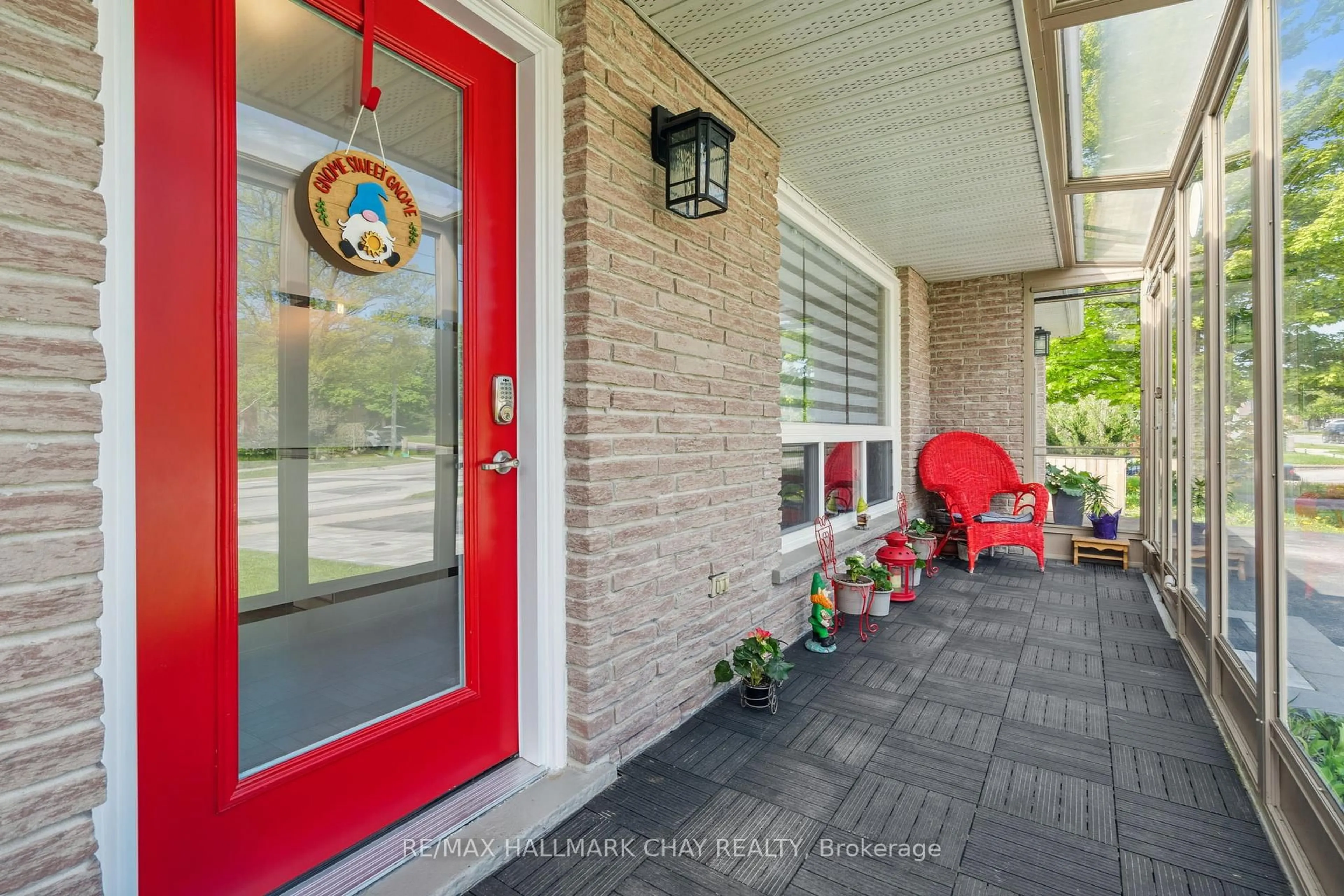 Indoor entryway for 257 Edgehill Dr, Barrie Ontario L4N 7W9