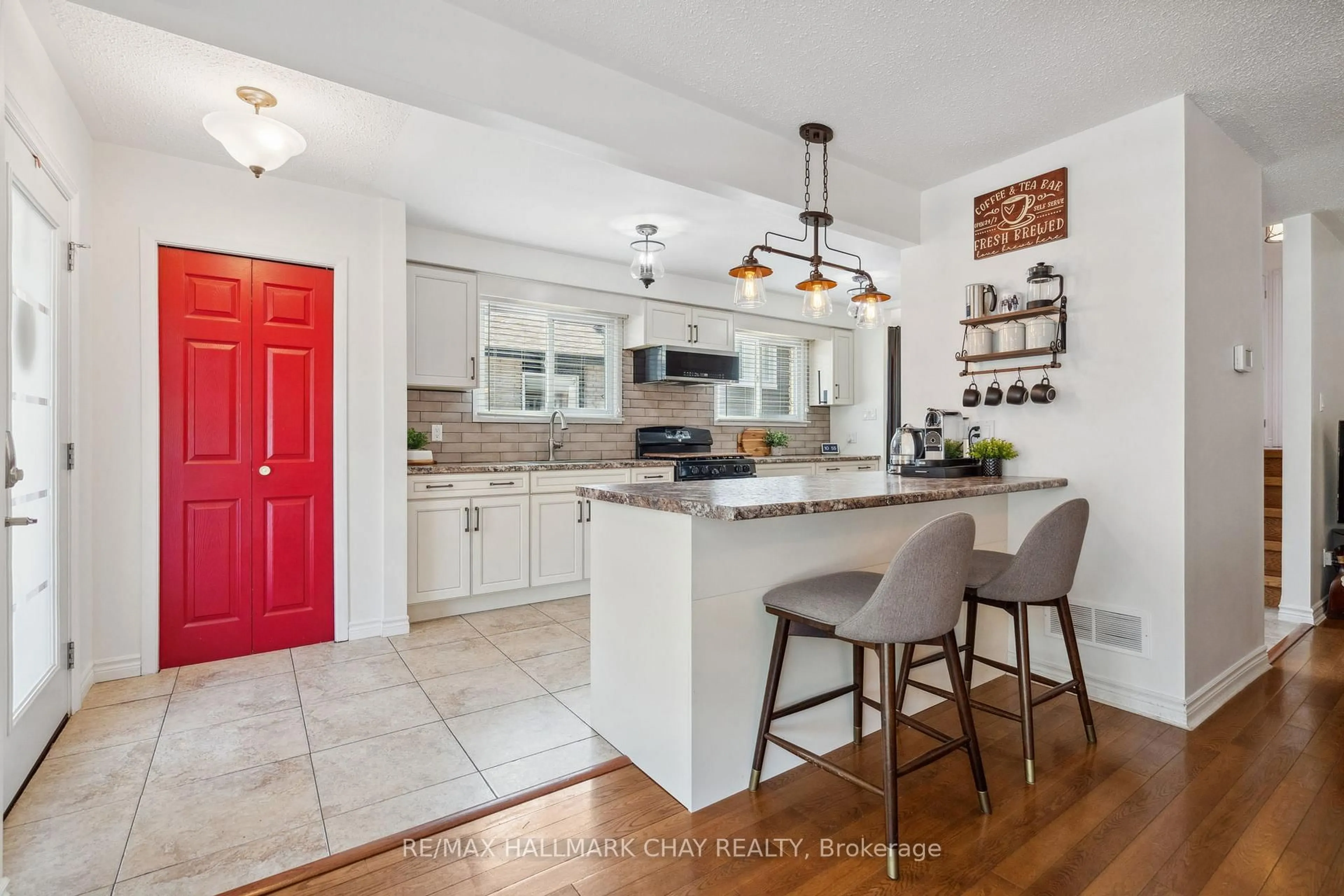 Open concept kitchen, ceramic/tile floor for 257 Edgehill Dr, Barrie Ontario L4N 7W9