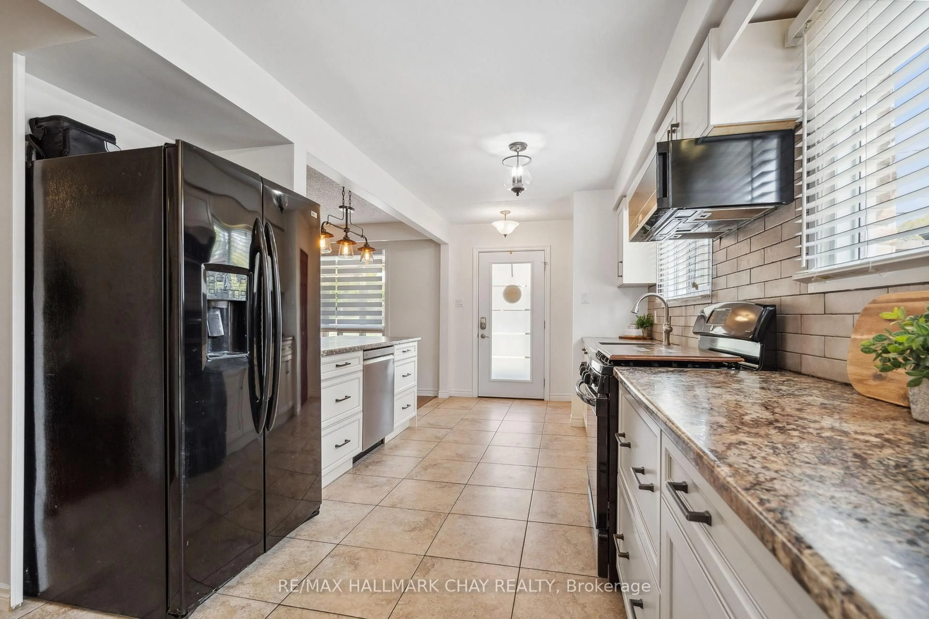 Open concept kitchen, ceramic/tile floor for 257 Edgehill Dr, Barrie Ontario L4N 7W9