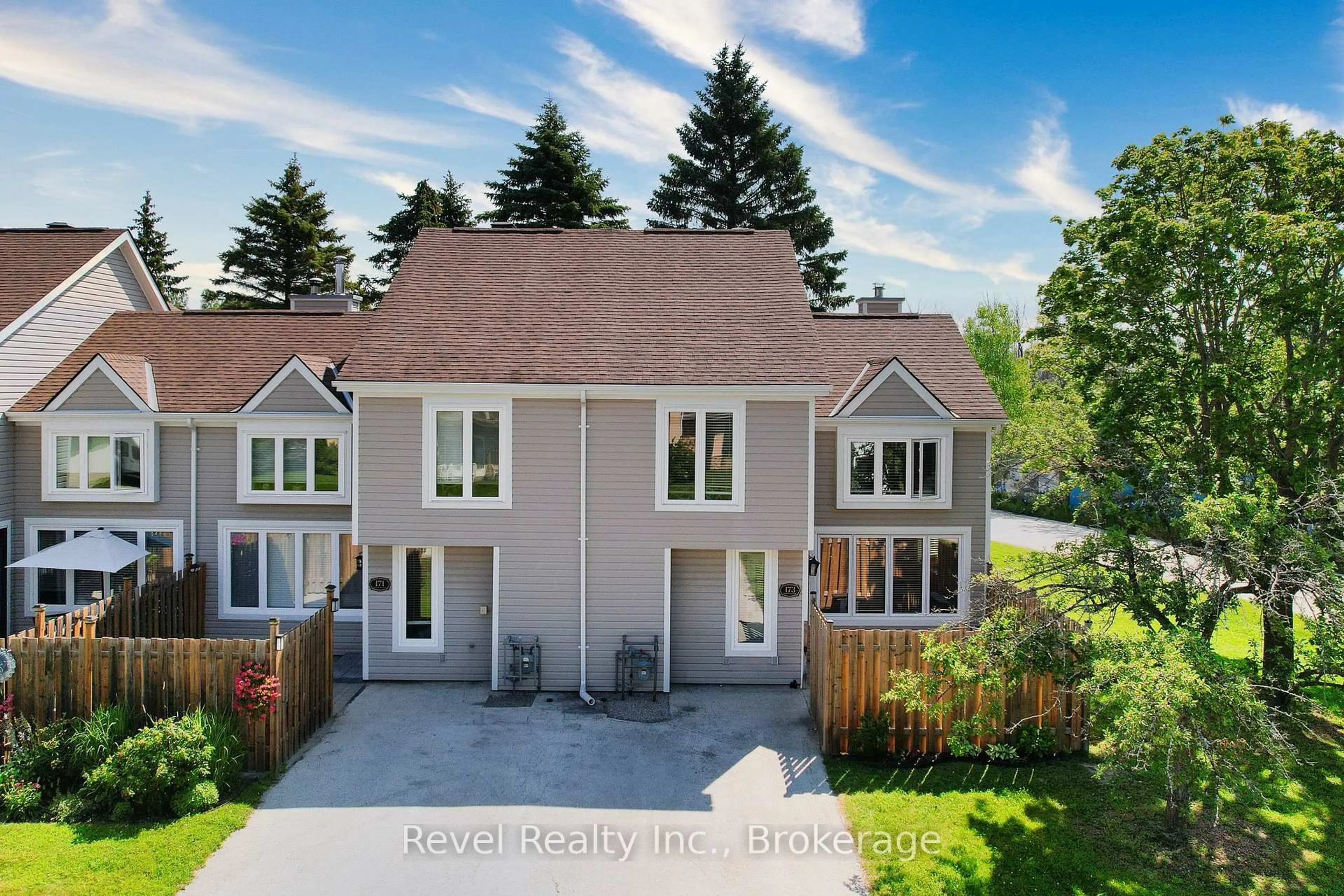 A pic from outside/outdoor area/front of a property/back of a property/a pic from drone, street for 173 Vacation Inn Dr, Collingwood Ontario L9Y 5G4