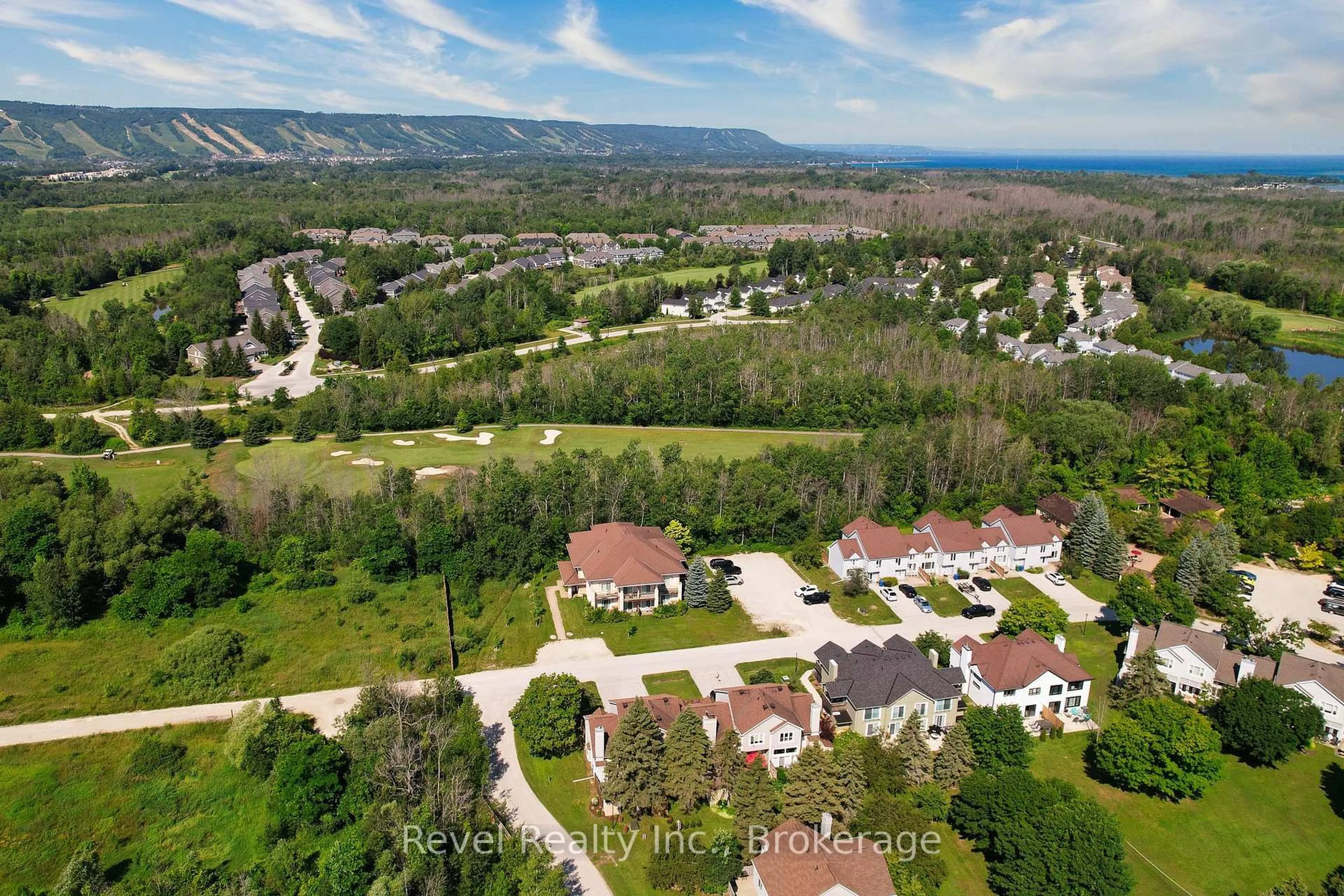 A pic from outside/outdoor area/front of a property/back of a property/a pic from drone, mountain view for 173 Vacation Inn Dr, Collingwood Ontario L9Y 5G4