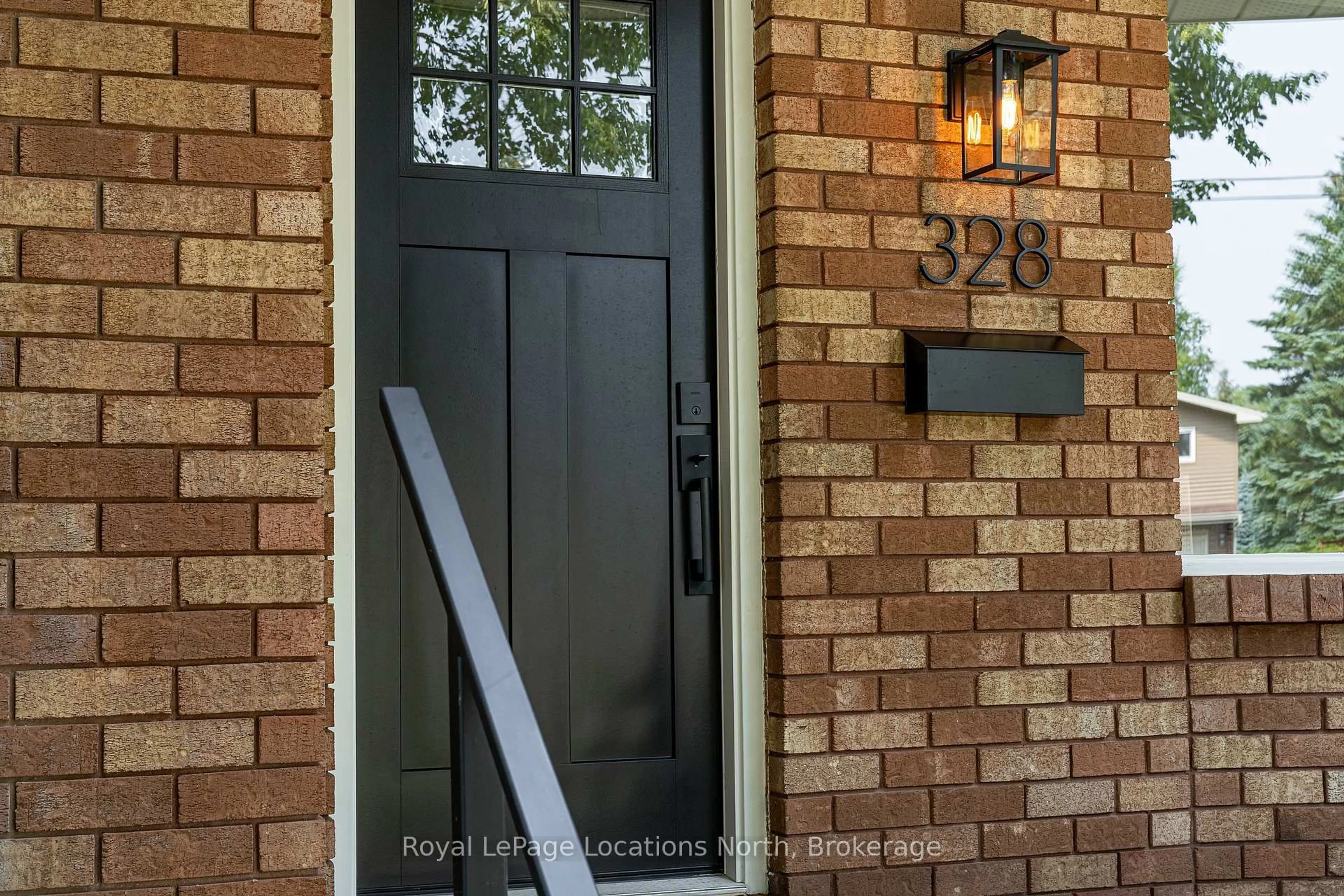 Indoor entryway for 328 Hickory St, Collingwood Ontario L9Y 3G3