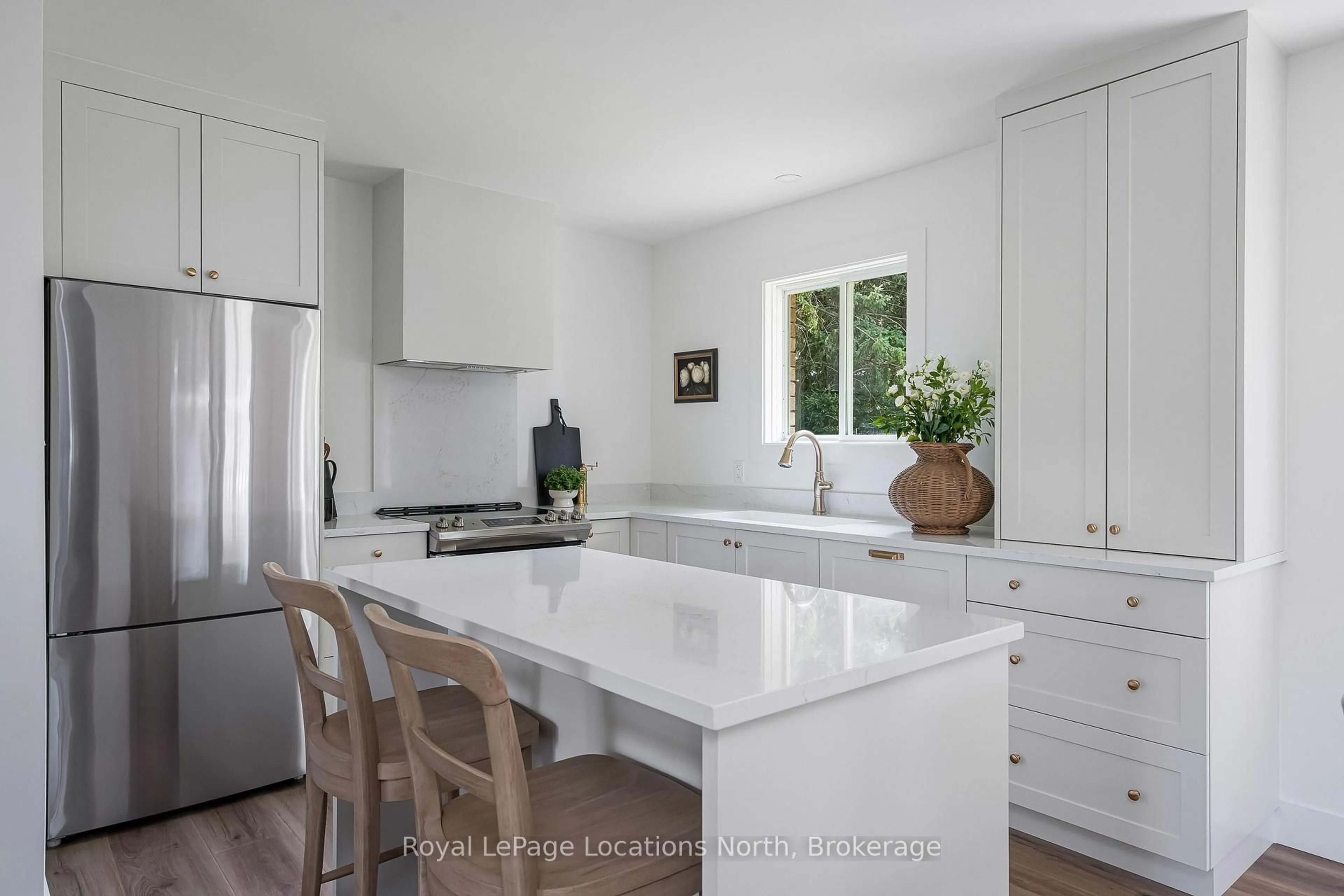 Open concept kitchen, ceramic/tile floor for 328 Hickory St, Collingwood Ontario L9Y 3G3