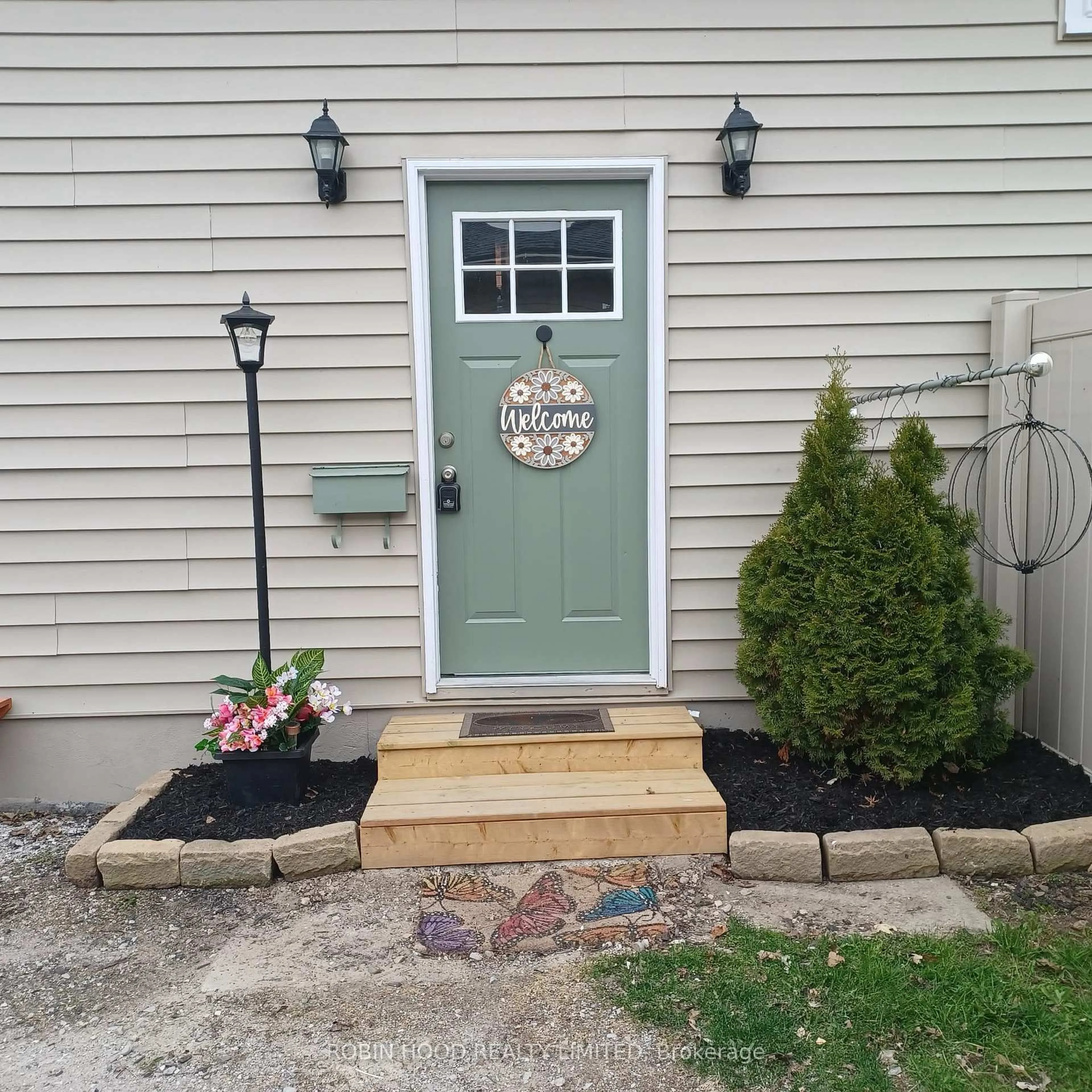 Indoor entryway for 112 Borland St, Orillia Ontario L3V 2B7