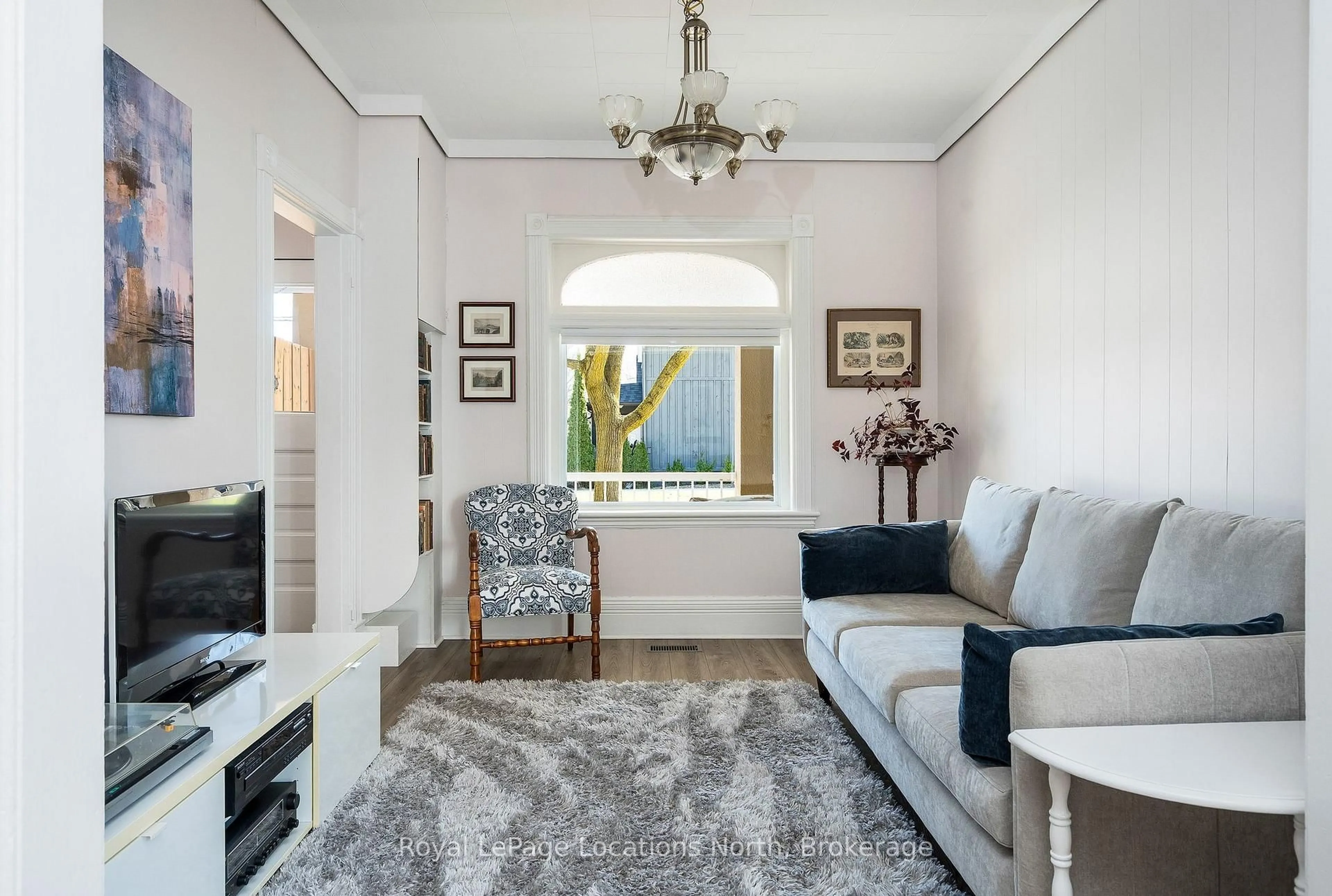 Living room with furniture, carpet floor for 317 Second St, Collingwood Ontario L9Y 1G7