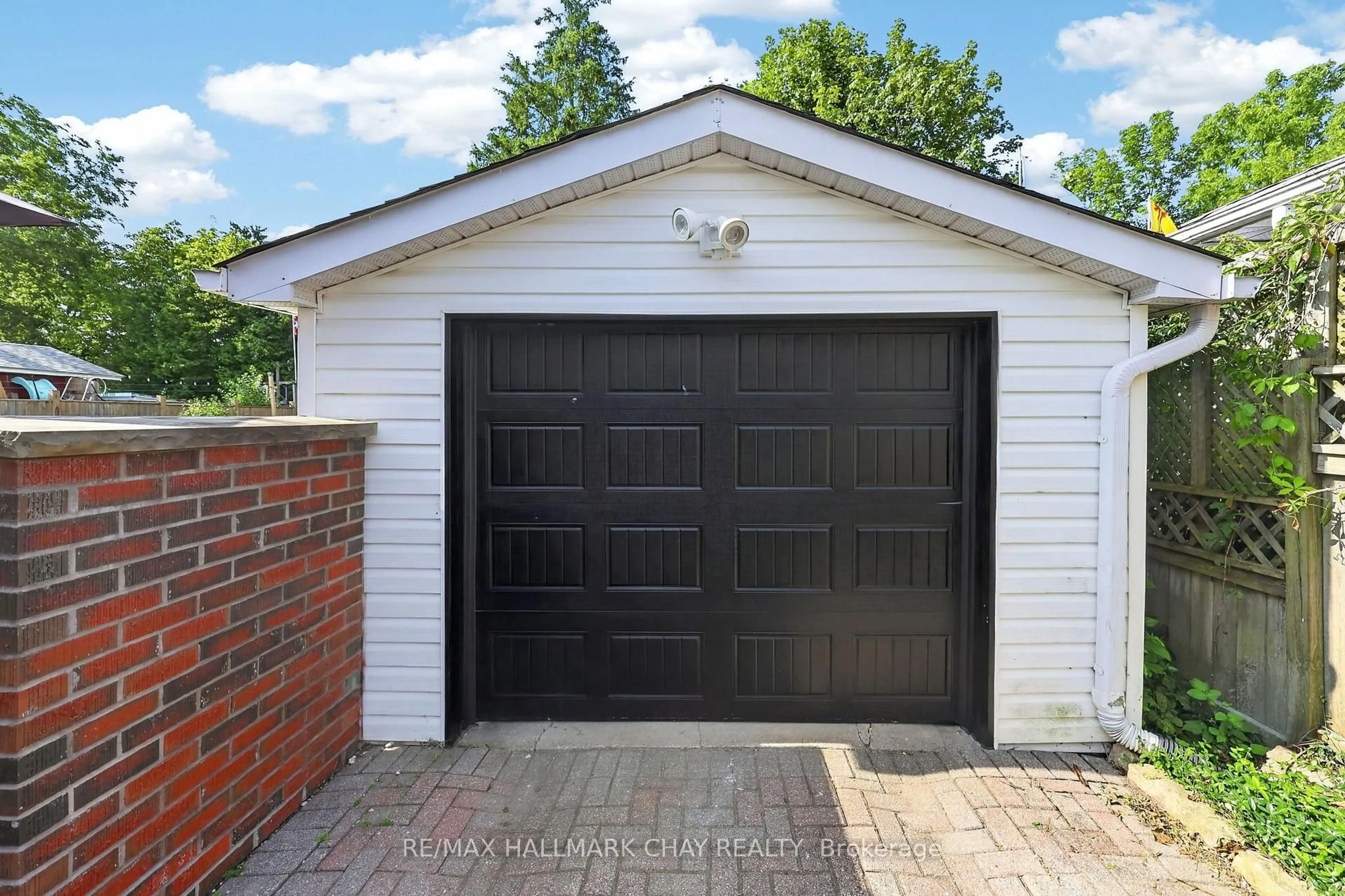 Indoor garage for 9 Melrose Ave, Barrie Ontario L4M 2A5