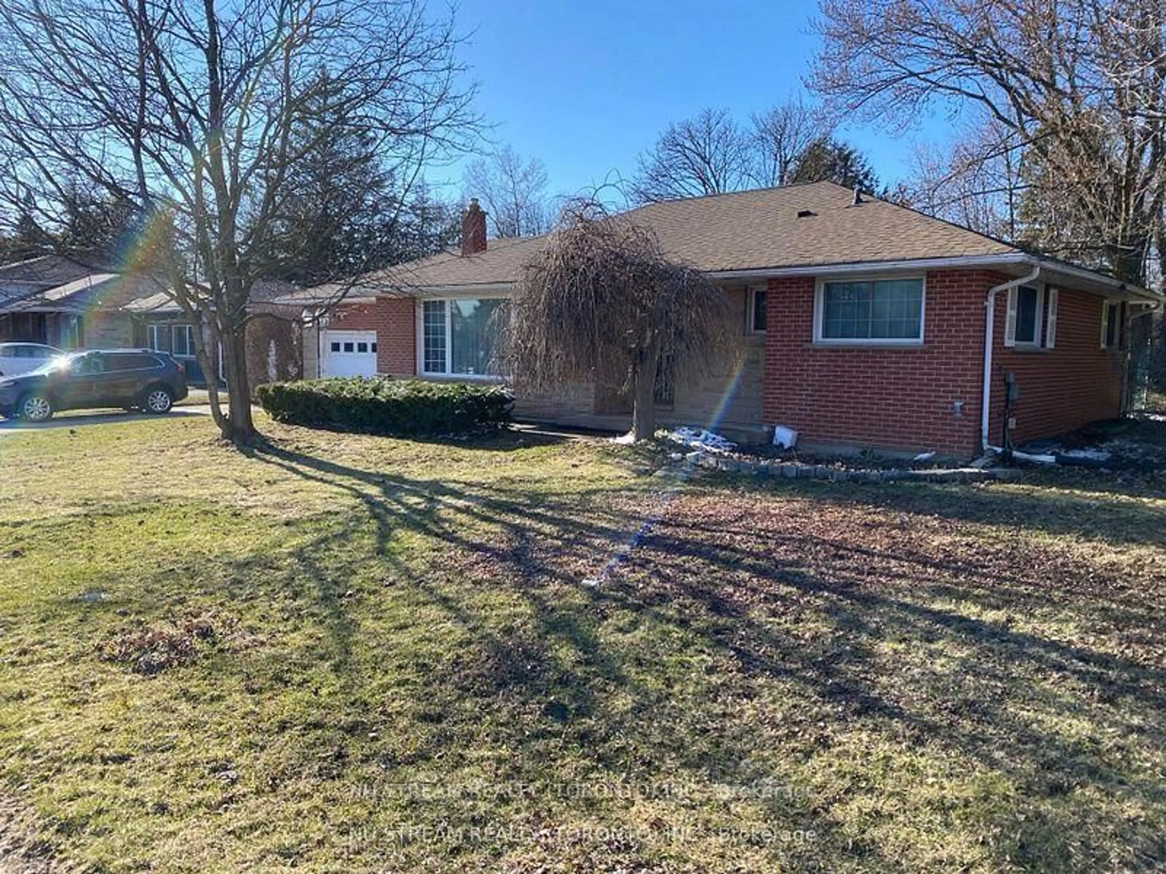 A pic from outside/outdoor area/front of a property/back of a property/a pic from drone, street for 556 Big Bay Point Rd, Barrie Ontario L4N 3Z5