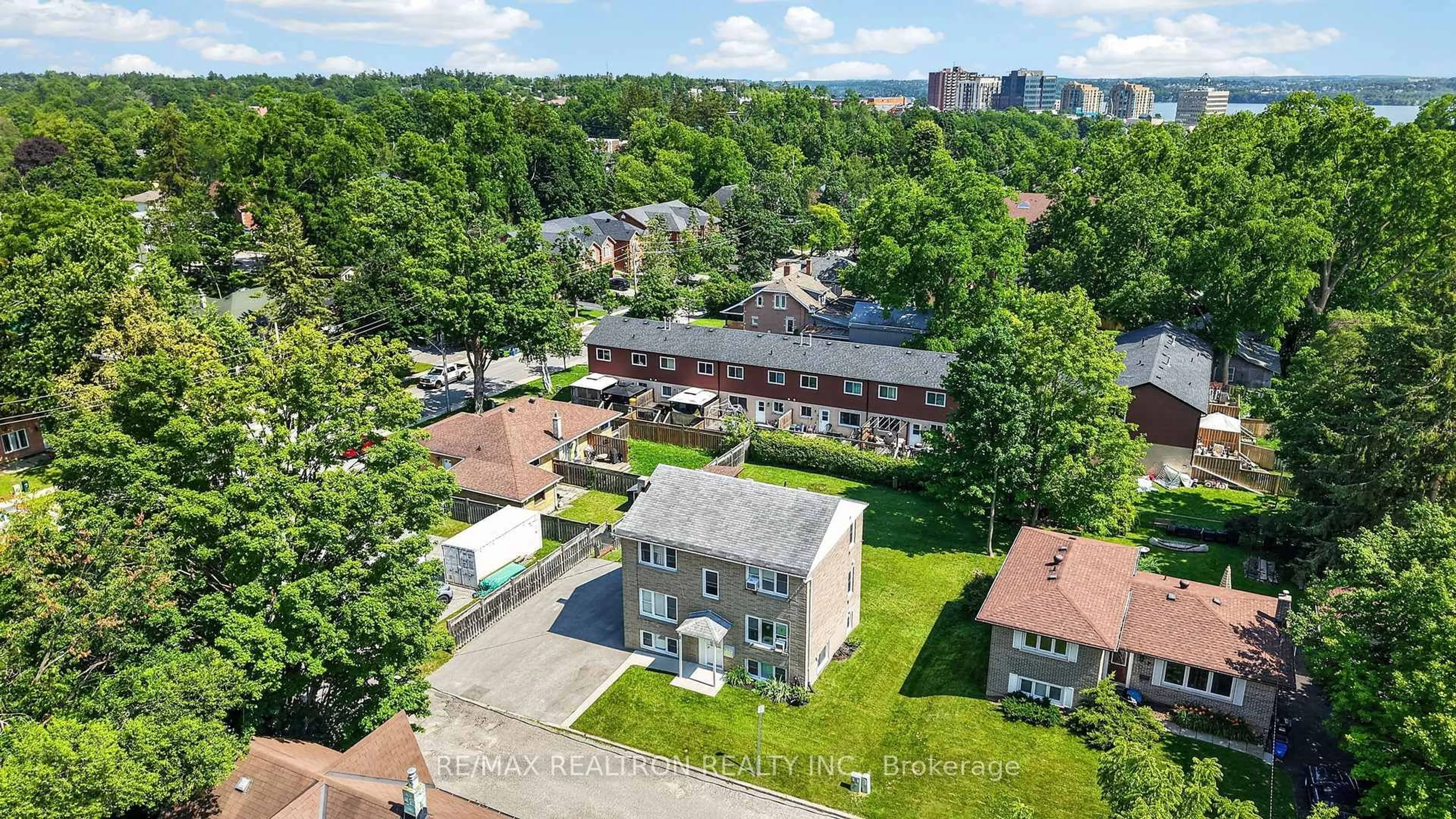 A pic from outside/outdoor area/front of a property/back of a property/a pic from drone, unknown for 3 East St, Barrie Ontario L4M 2N3