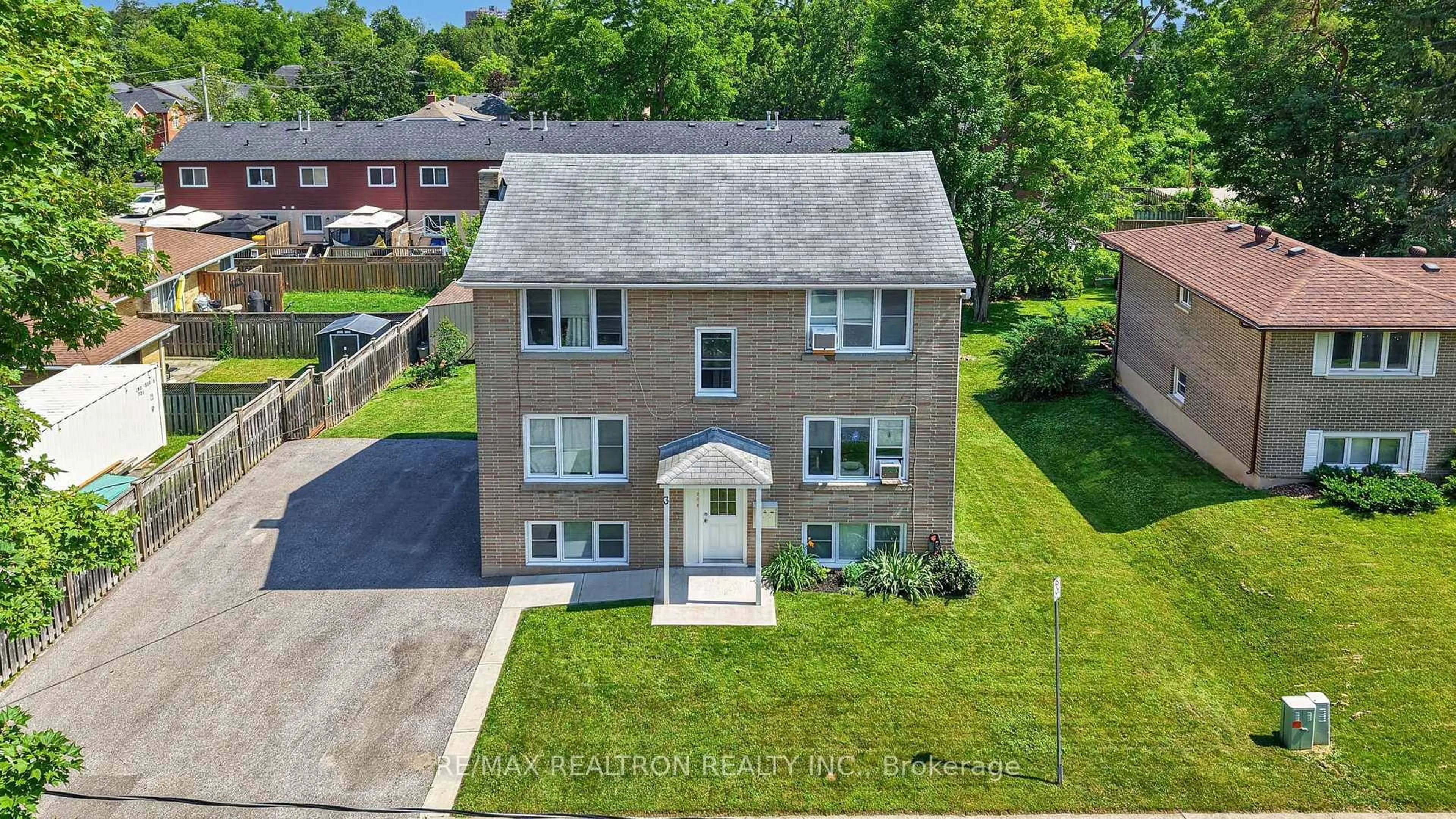 A pic from outside/outdoor area/front of a property/back of a property/a pic from drone, building for 3 East St, Barrie Ontario L4M 2N3