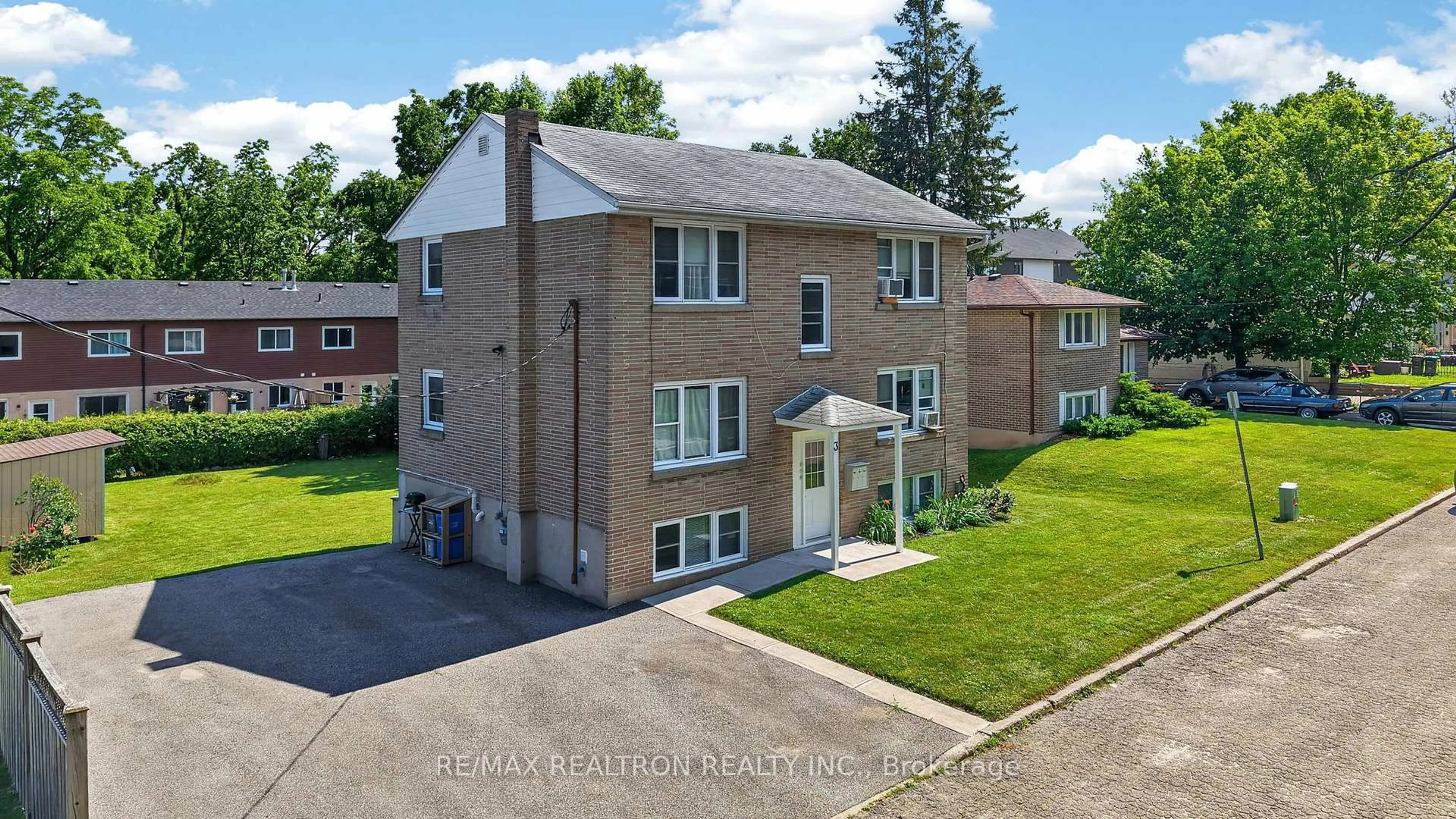 A pic from outside/outdoor area/front of a property/back of a property/a pic from drone, street for 3 East St, Barrie Ontario L4M 2N3