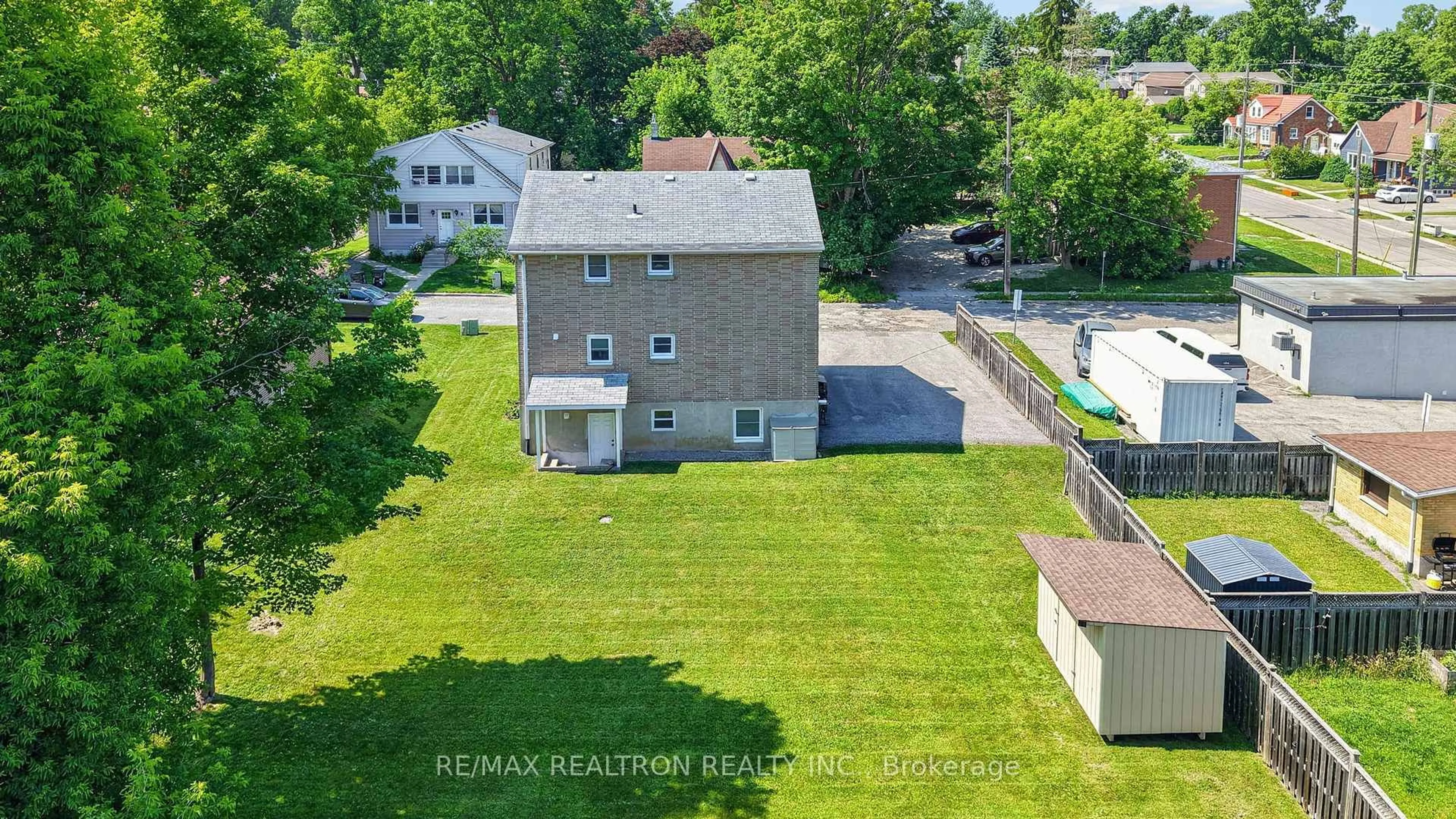 A pic from outside/outdoor area/front of a property/back of a property/a pic from drone, building for 3 East St, Barrie Ontario L4M 2N3