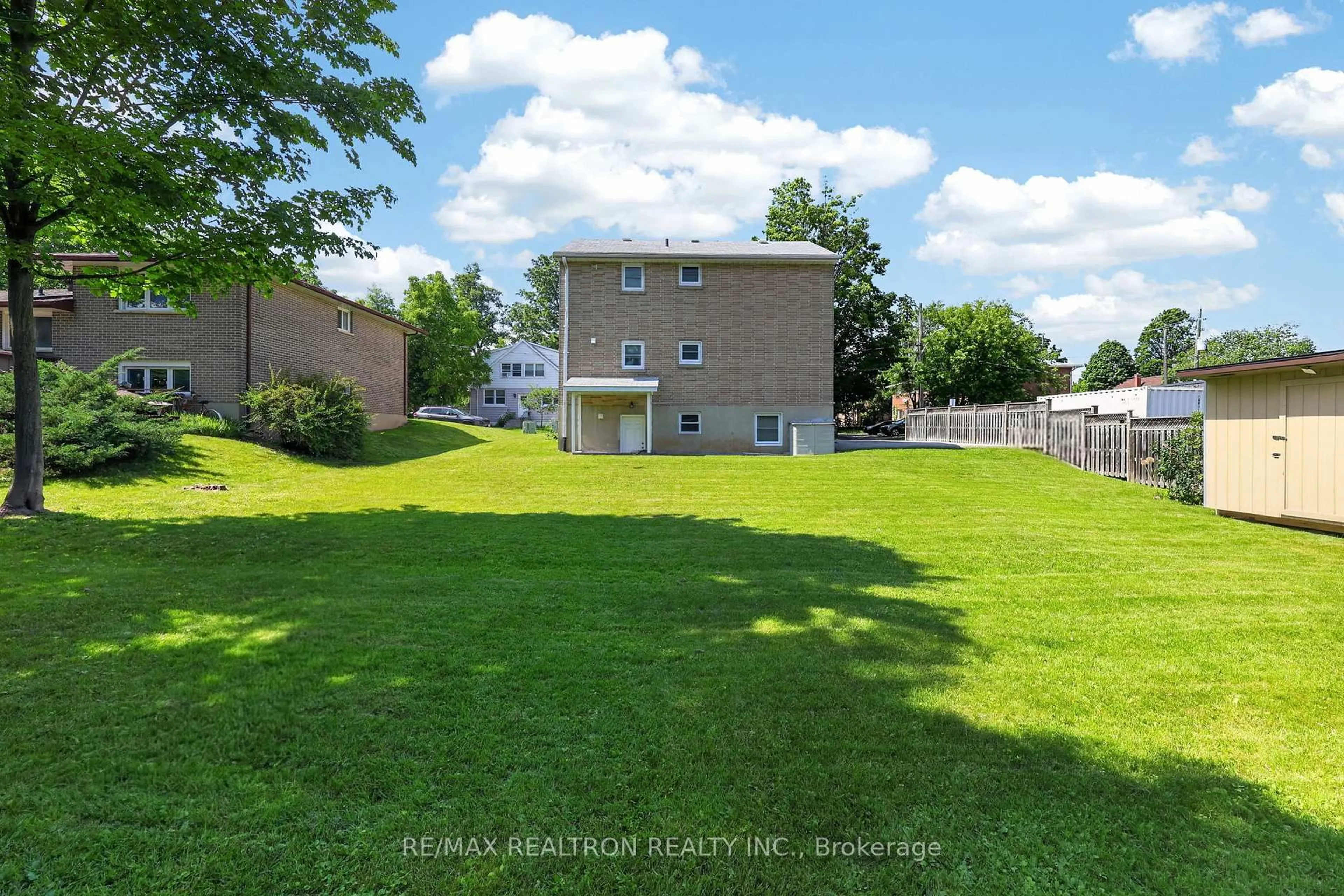 A pic from outside/outdoor area/front of a property/back of a property/a pic from drone, unknown for 3 East St, Barrie Ontario L4M 2N3