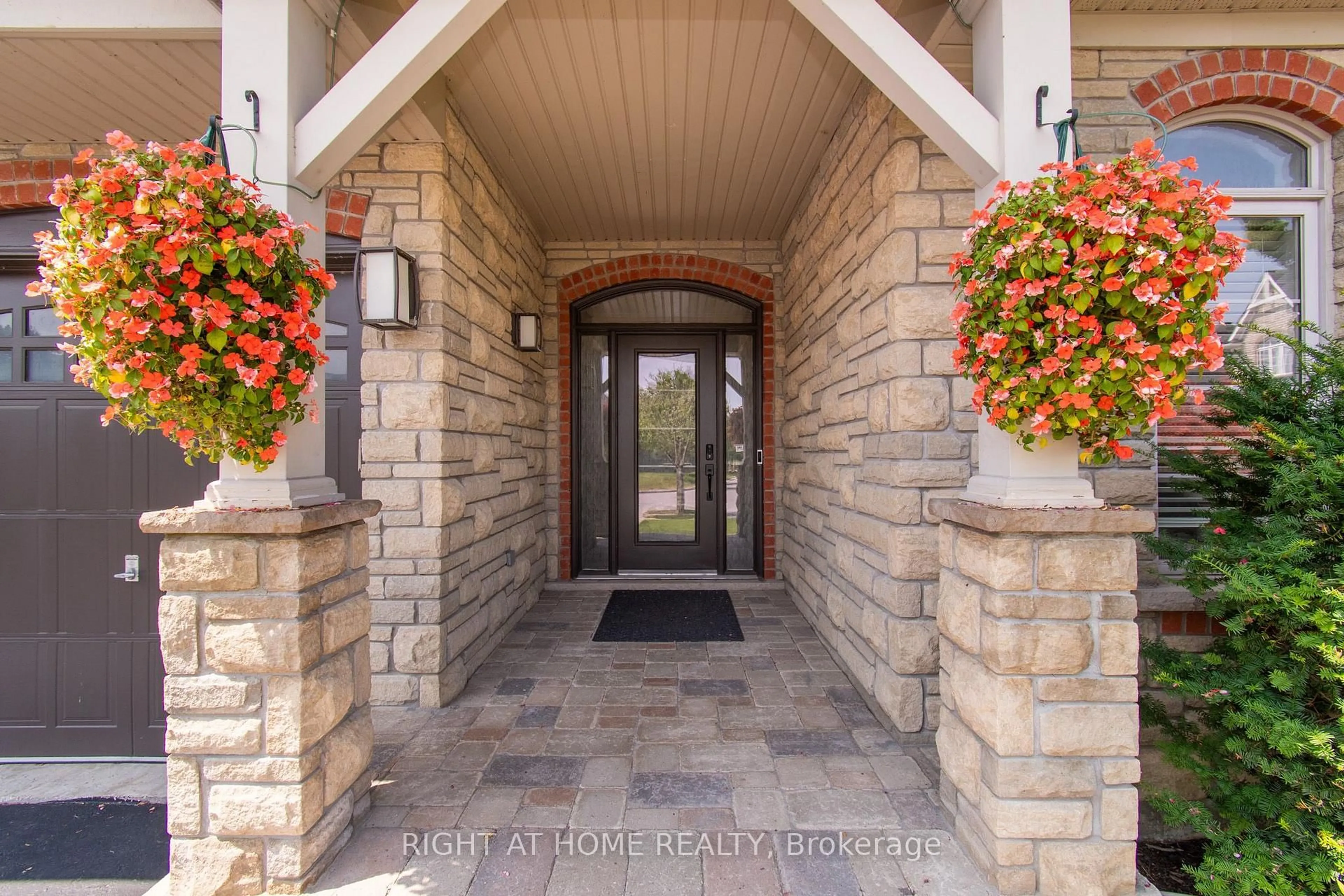 Indoor entryway for 74 Royal Park Blvd, Barrie Ontario L4N 6M7