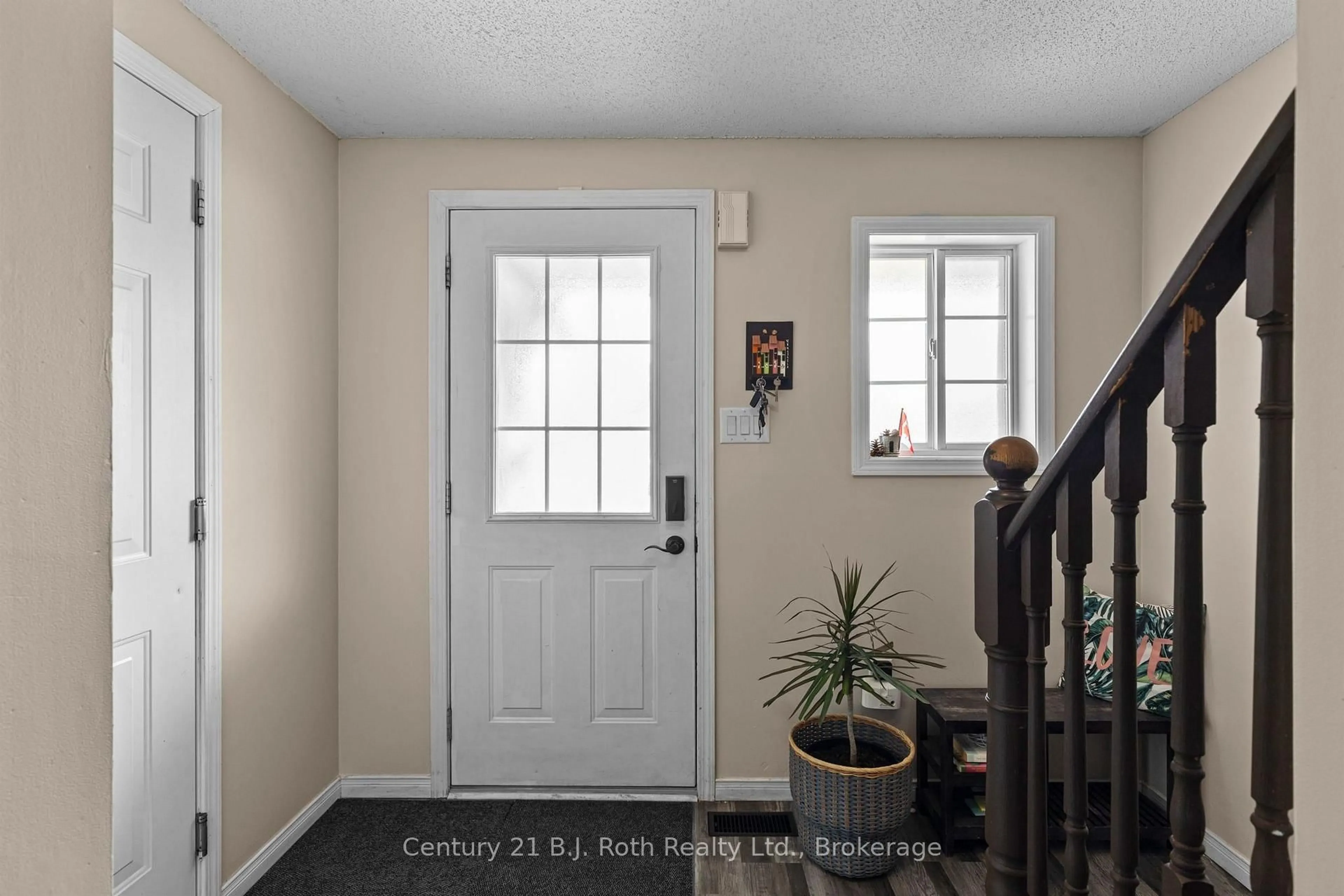 Indoor entryway for 33 Courtney Cres, Barrie Ontario L4N 5S7
