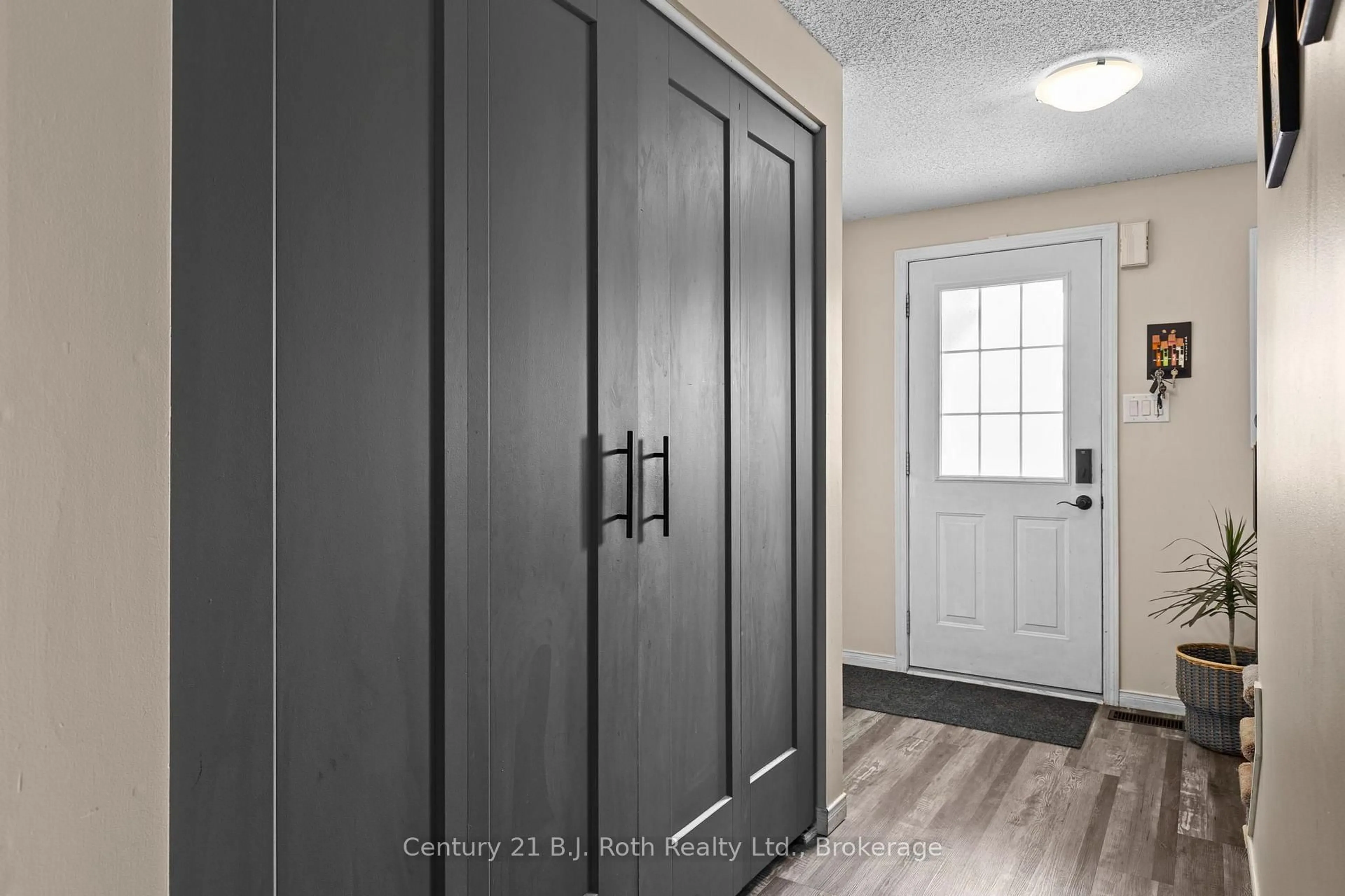 Indoor entryway for 33 Courtney Cres, Barrie Ontario L4N 5S7
