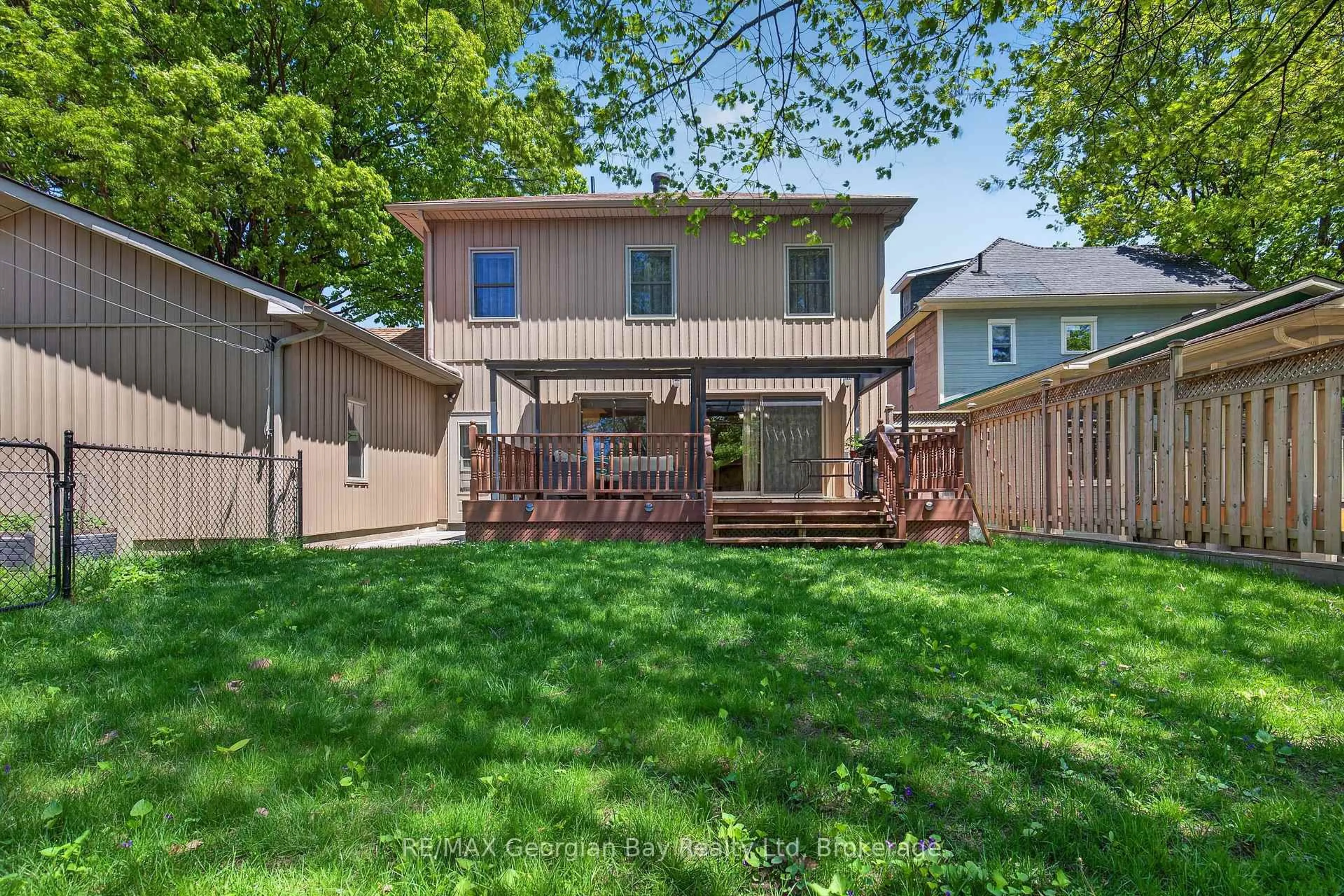 Patio, street for 344 Fourth St, Midland Ontario L4R 3T8