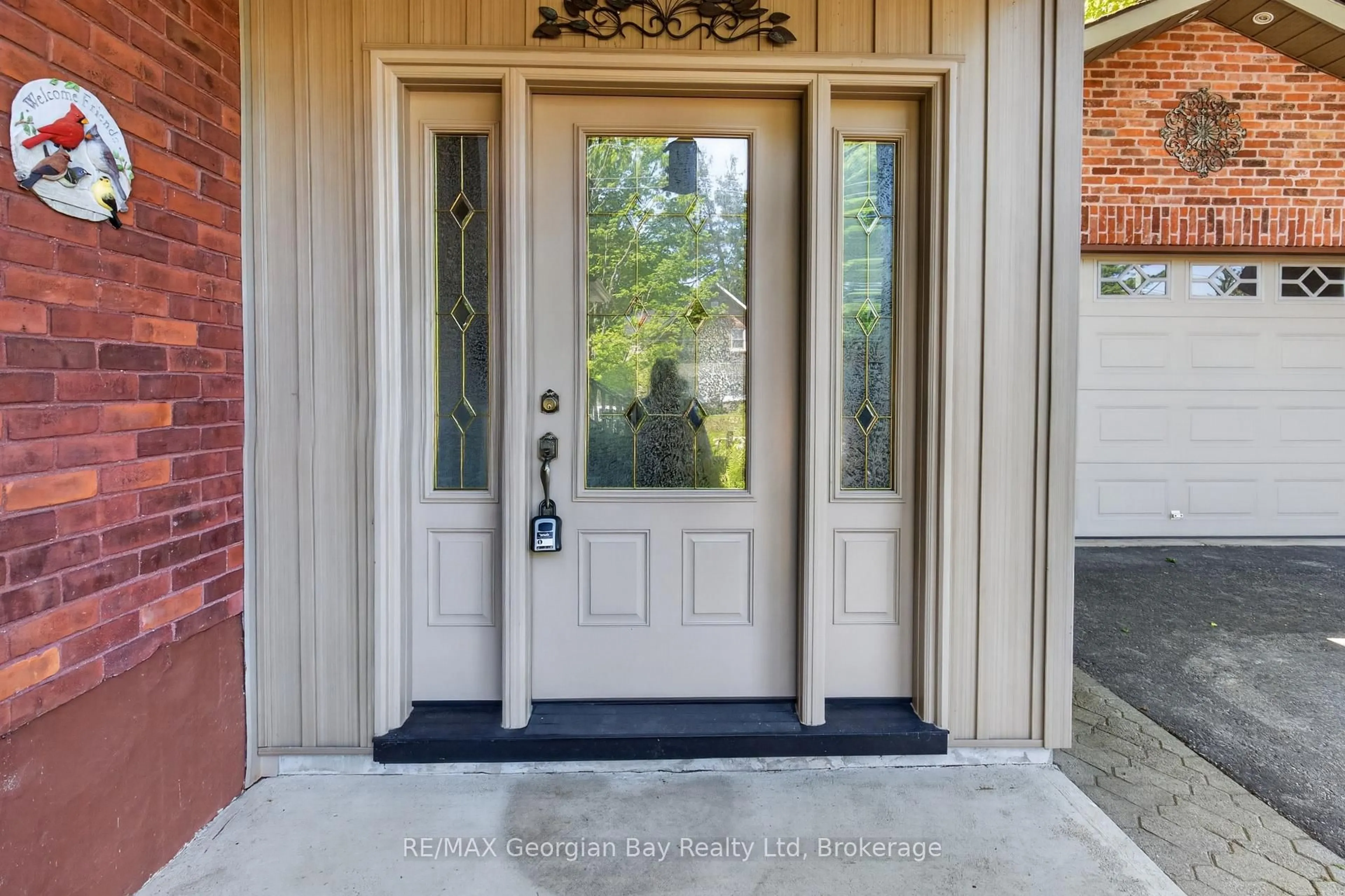 Indoor entryway for 344 Fourth St, Midland Ontario L4R 3T8